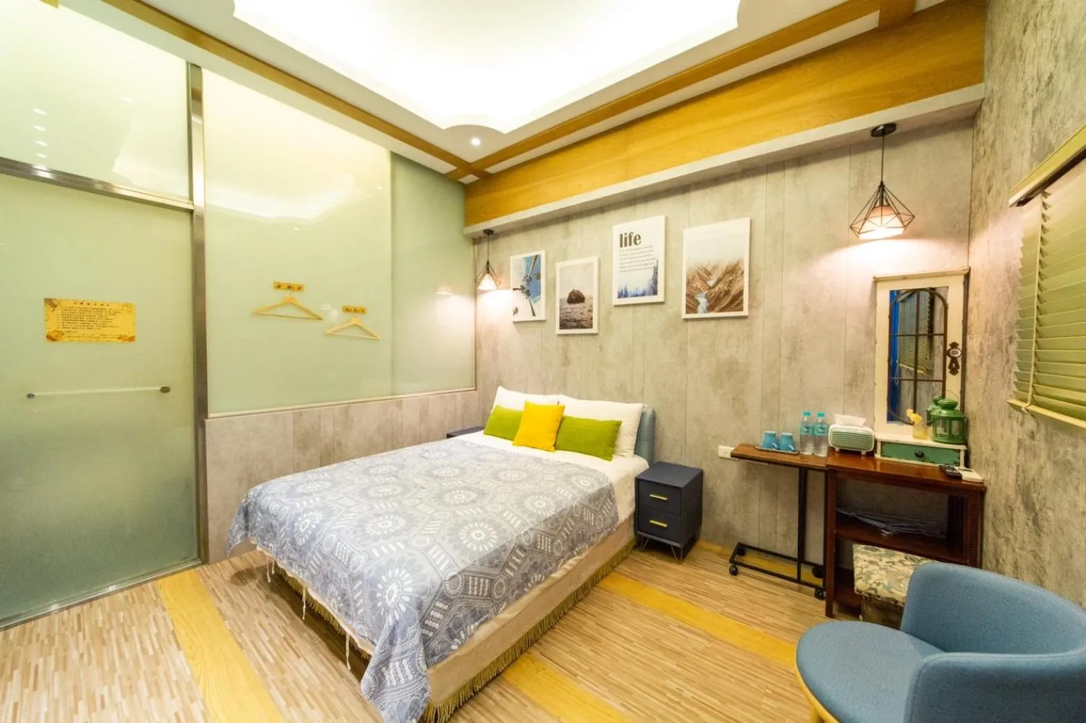 Photo of the whole room, Bed in Long To Sea Again