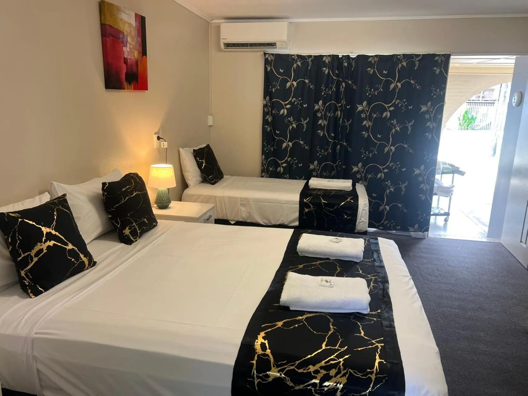 Photo of the whole room, Bed in Kalua Motel