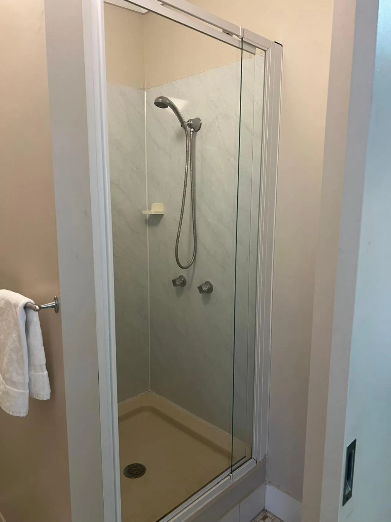 Shower in Kalua Motel