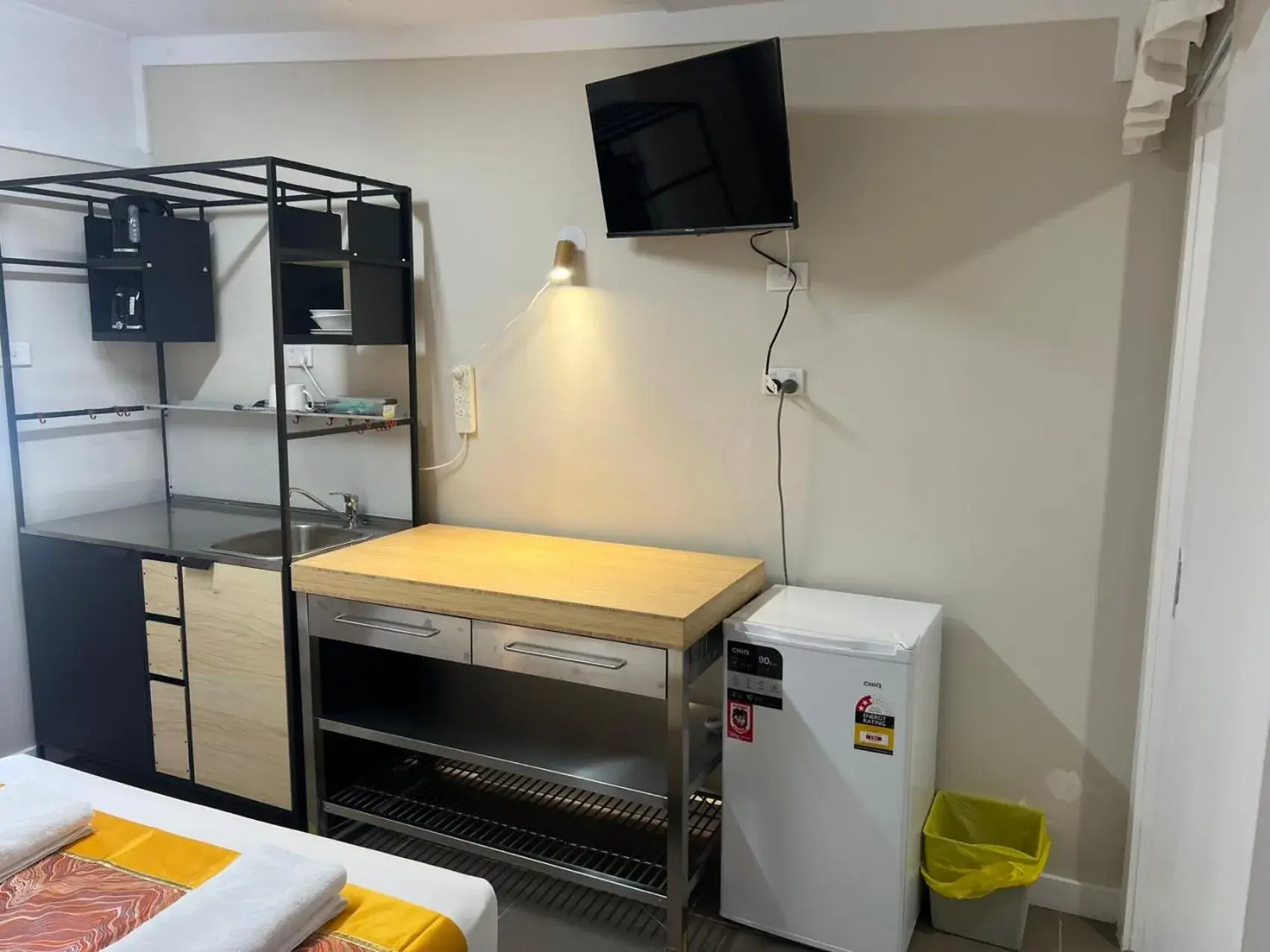 Kitchen or kitchenette, Bed in Kalua Motel Kitchen or kitchenette, Bed in Kalua Motel