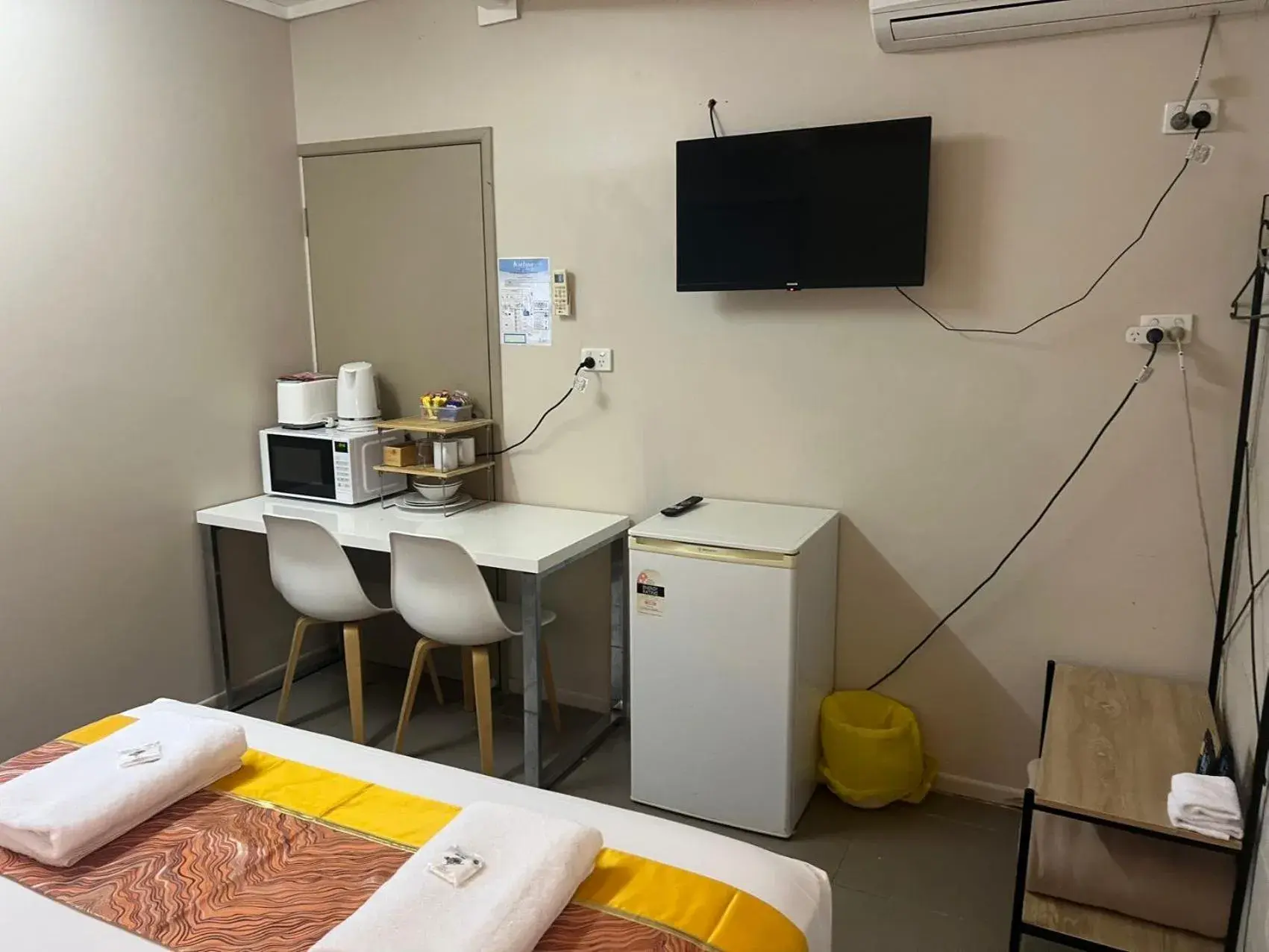 TV and multimedia, Bed in Kalua Motel TV and multimedia, Bed in Kalua Motel