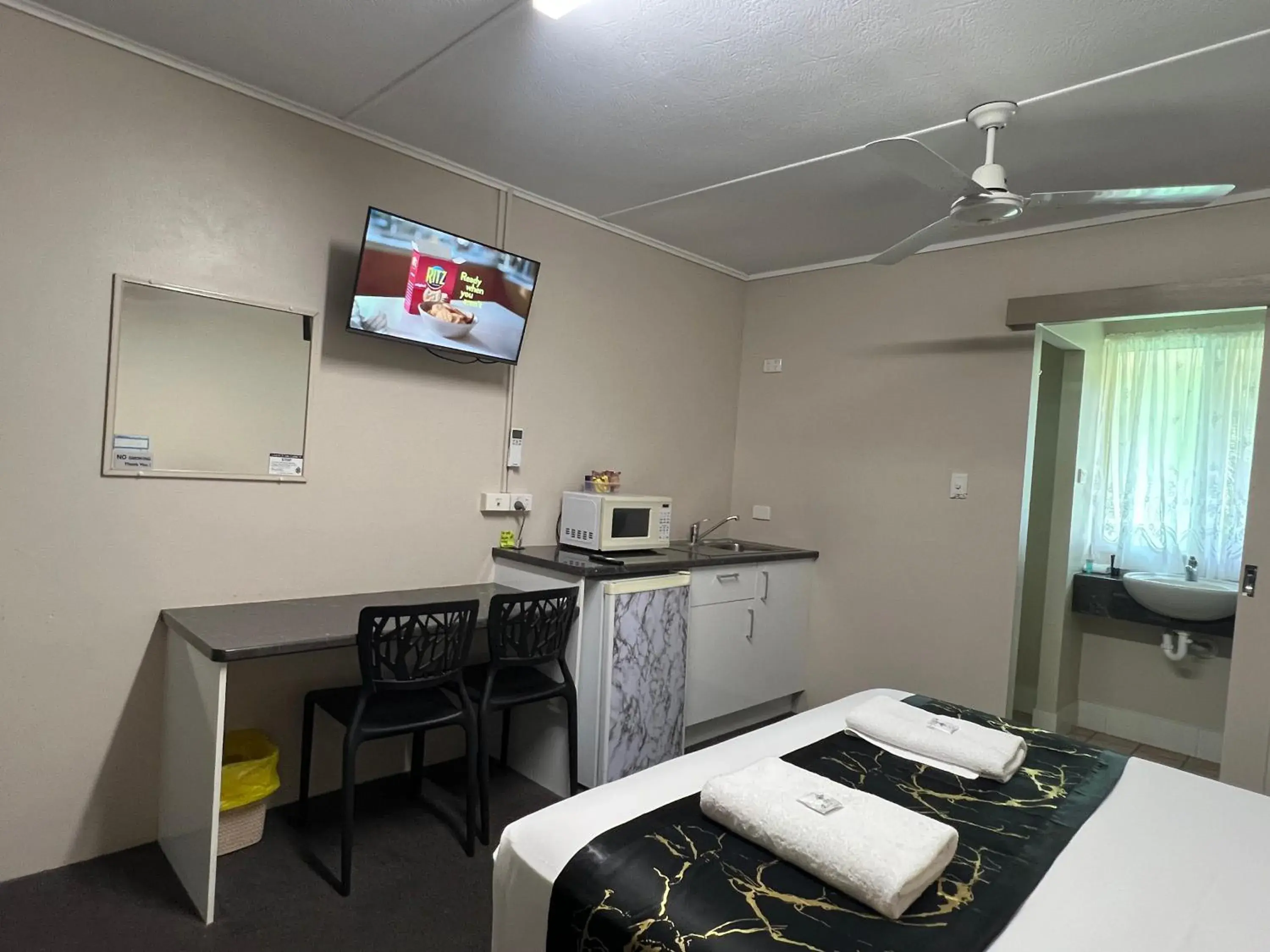 Bedroom, Bed in Kalua Motel Bedroom, Bed in Kalua Motel