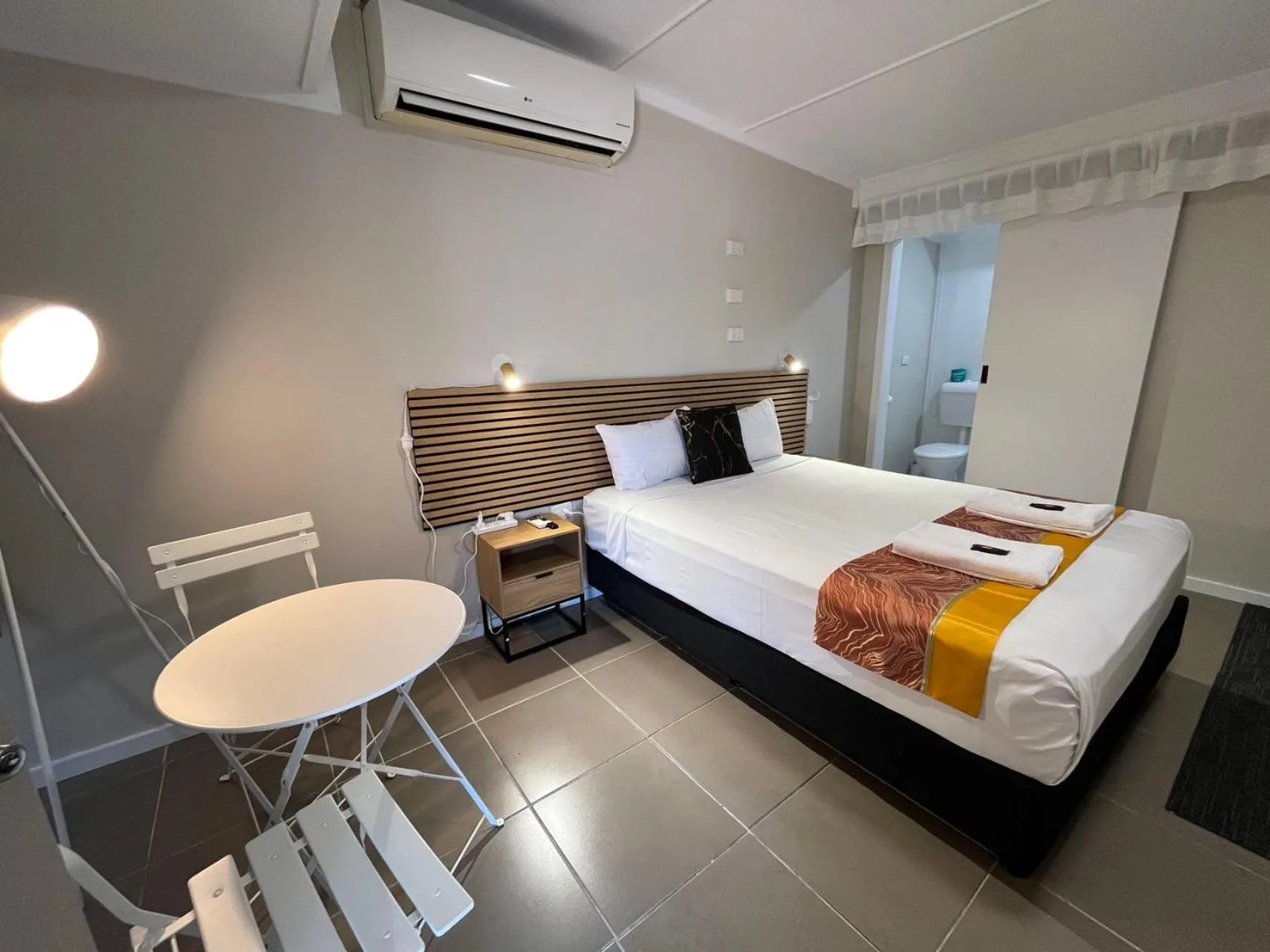 Seating area, Bed in Kalua Motel