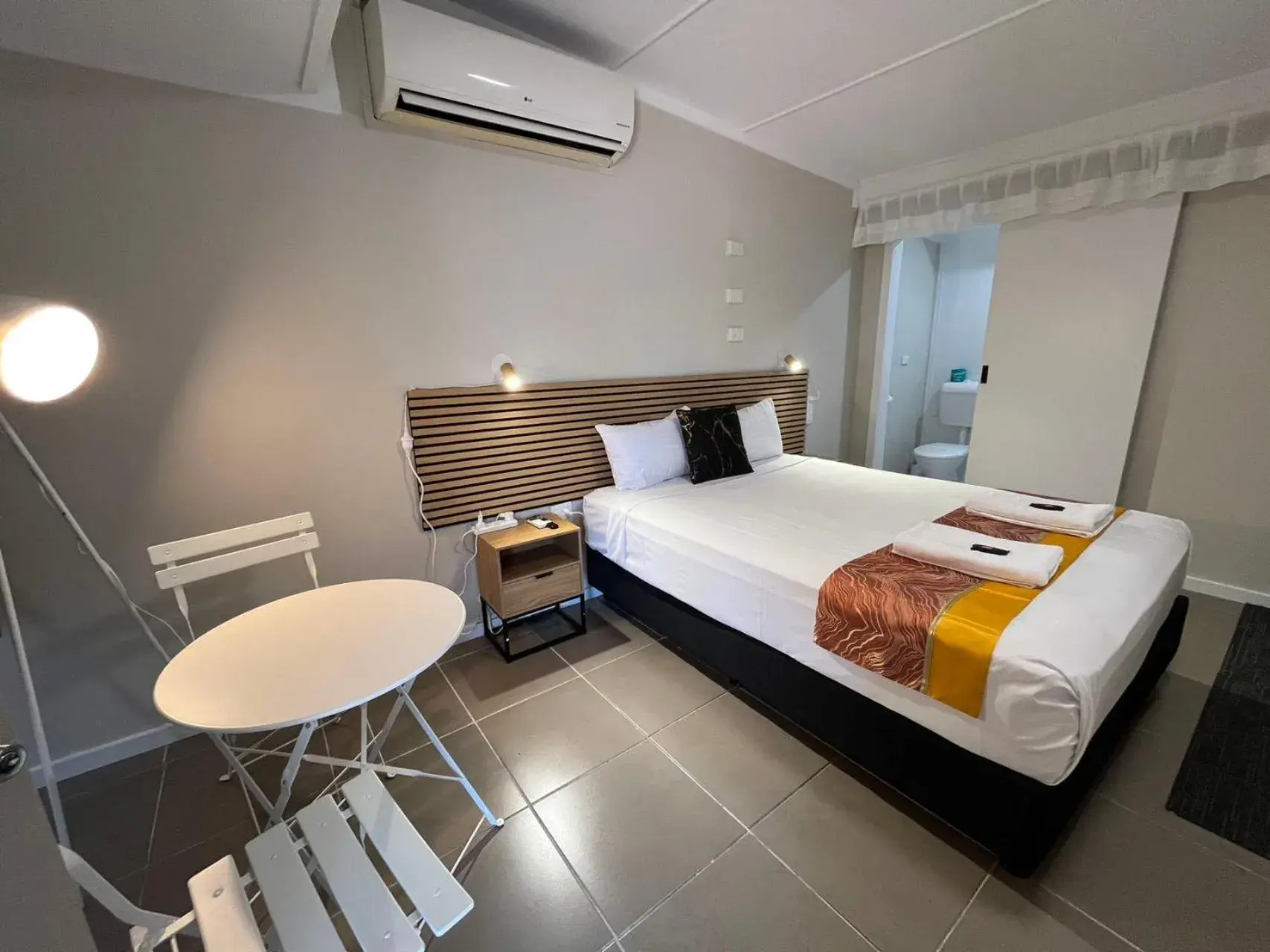 Seating area, Bed in Kalua Motel Seating area, Bed in Kalua Motel