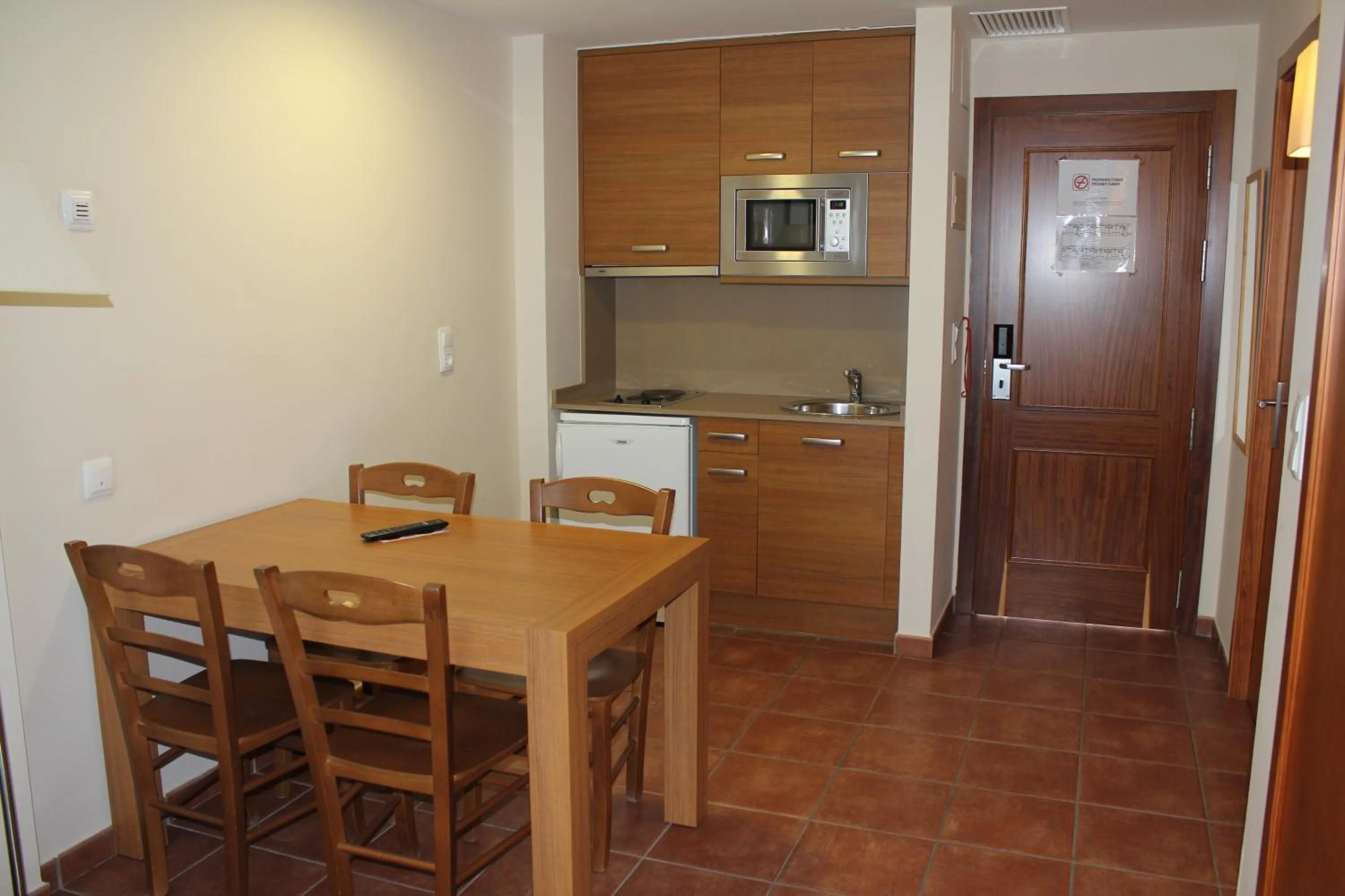 Kitchen or kitchenette in Aparthotel Puerto Mar