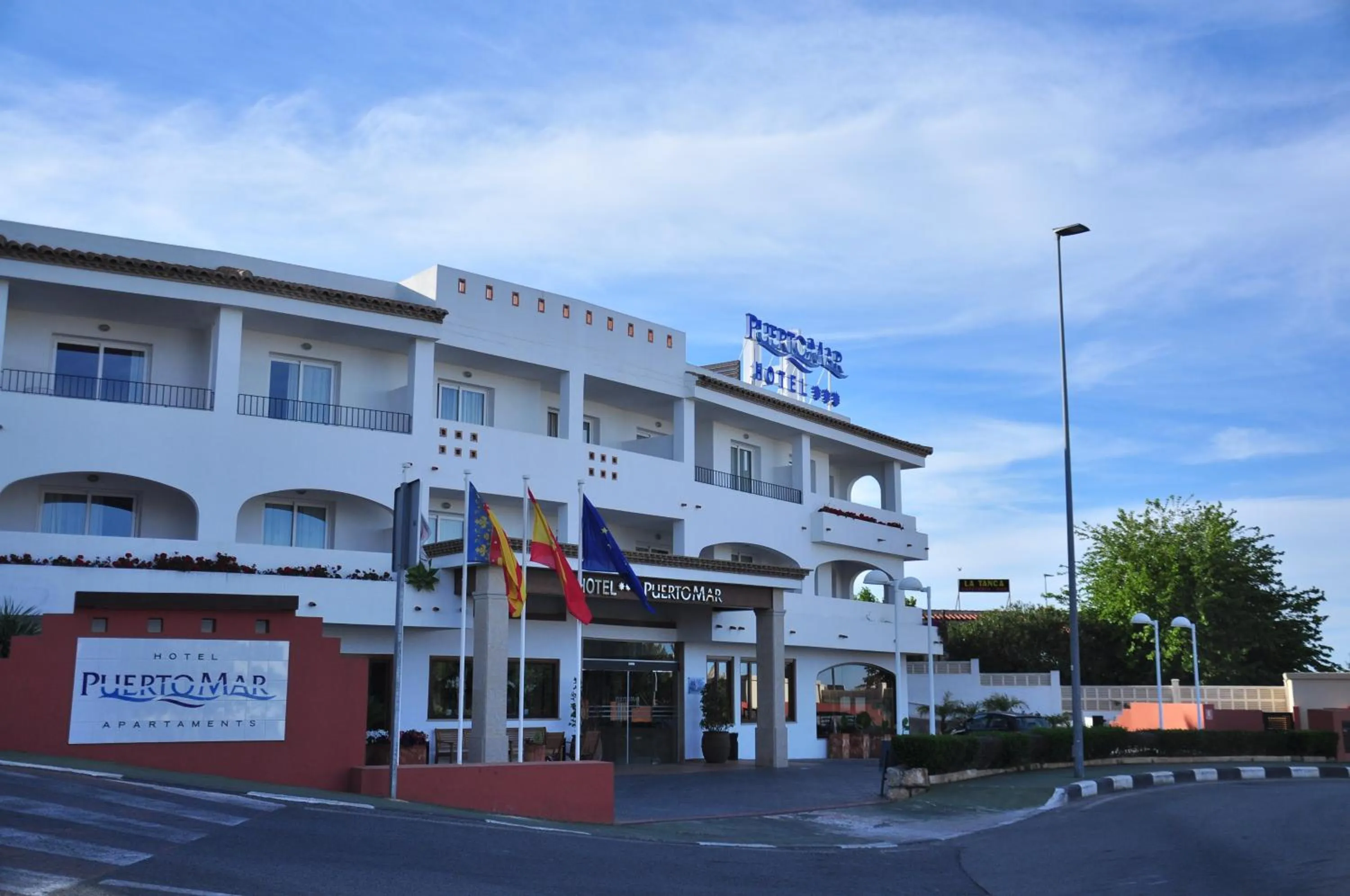Facade/entrance in Aparthotel Puerto Mar