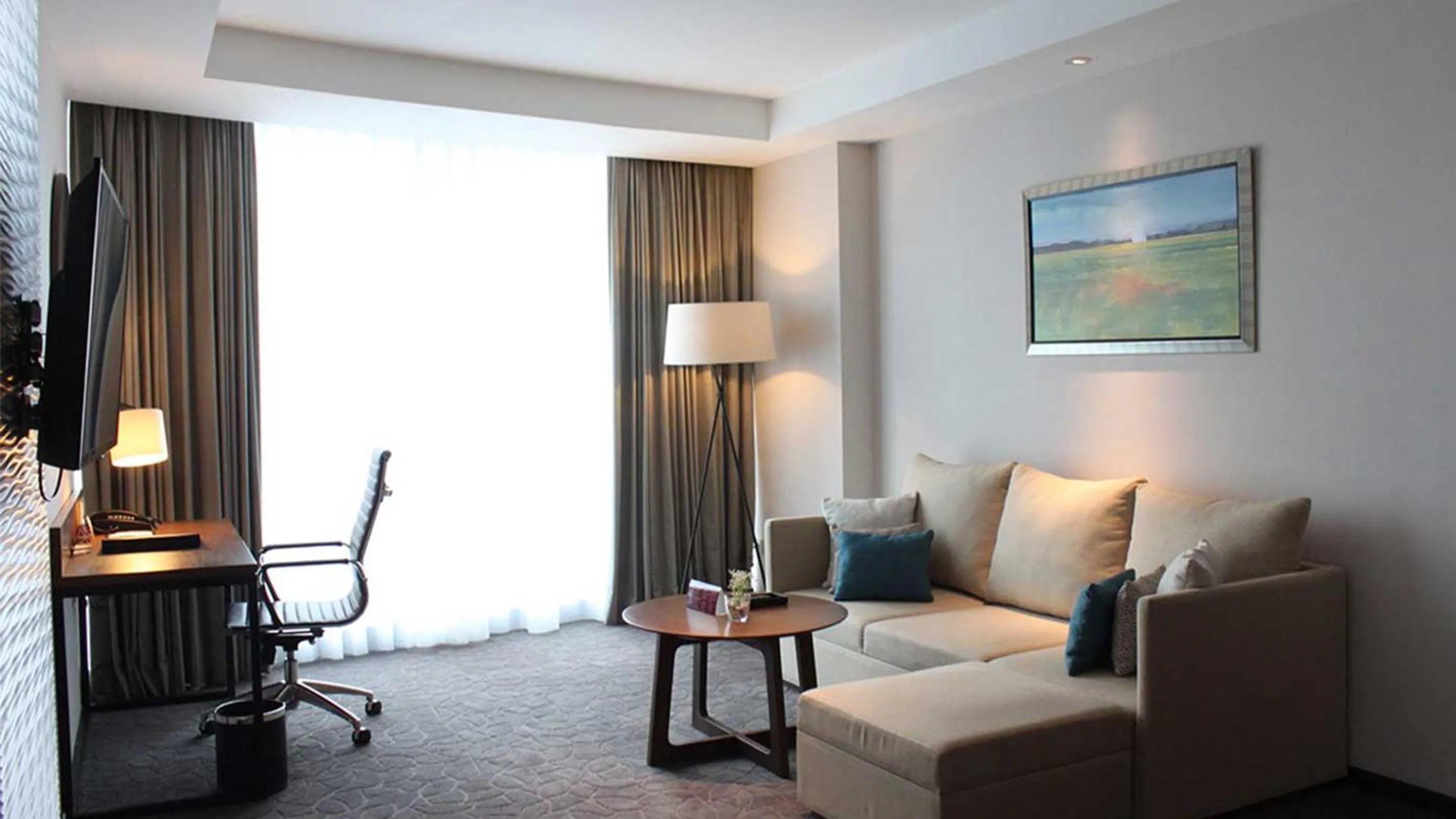 Living room in Crowne Plaza Bandung by IHG
