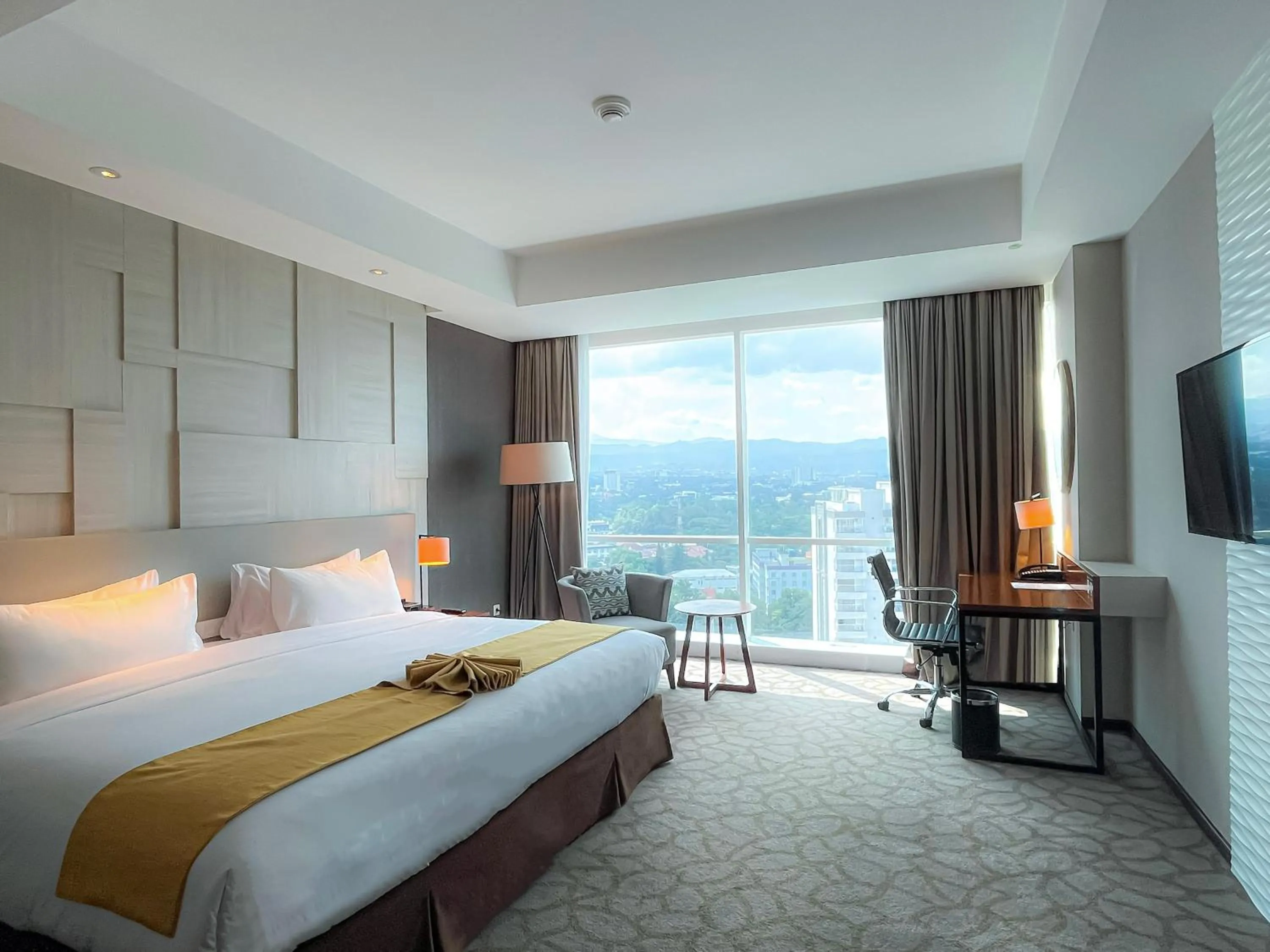 Photo of the whole room, Bed in Crowne Plaza Bandung by IHG
