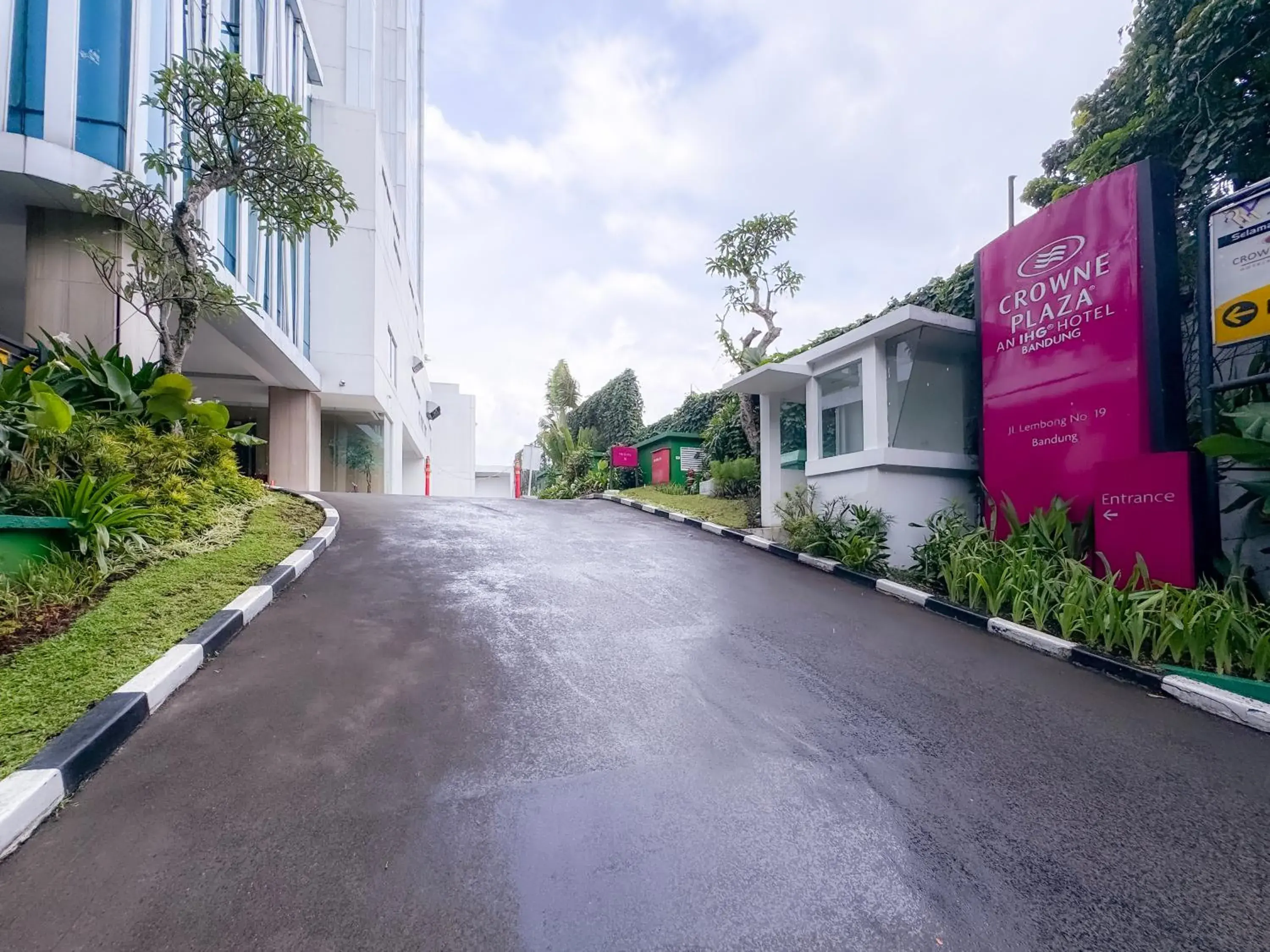 Facade/entrance in Crowne Plaza Bandung by IHG Facade/entrance in Crowne Plaza Bandung by IHG