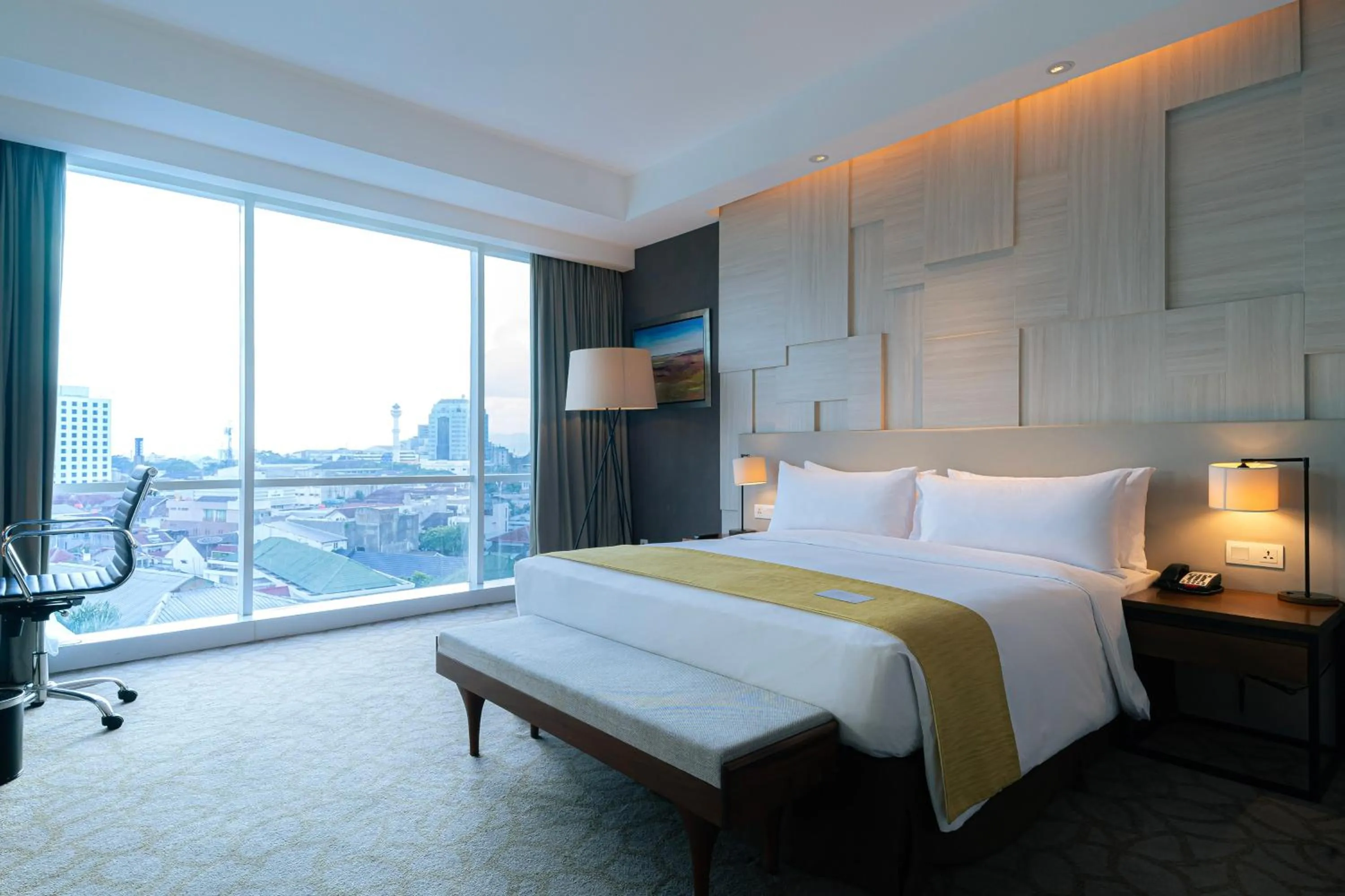 Photo of the whole room, Bed in Crowne Plaza Bandung by IHG