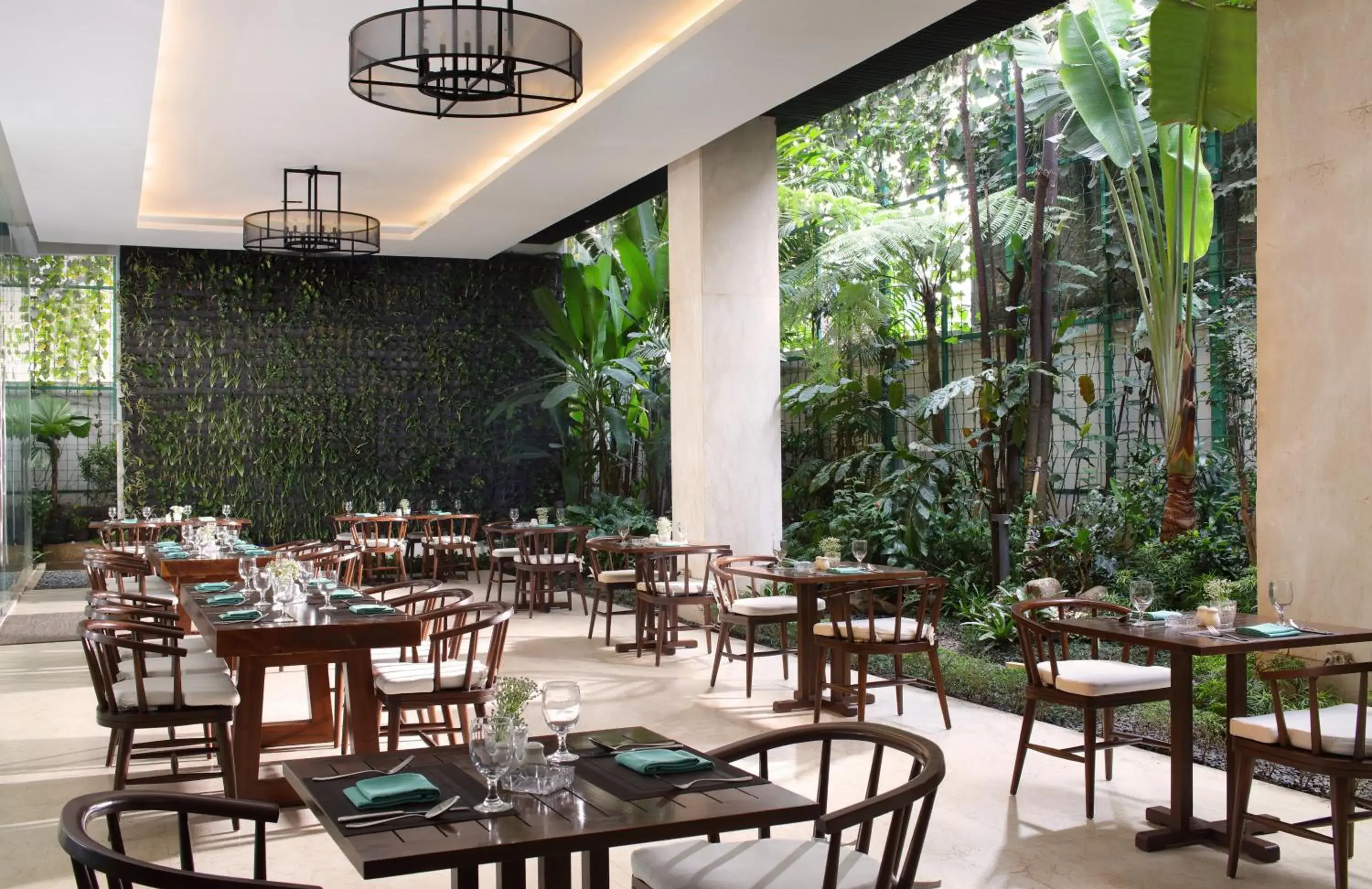 Restaurant/places to eat in Crowne Plaza Bandung by IHG Restaurant/places to eat in Crowne Plaza Bandung by IHG