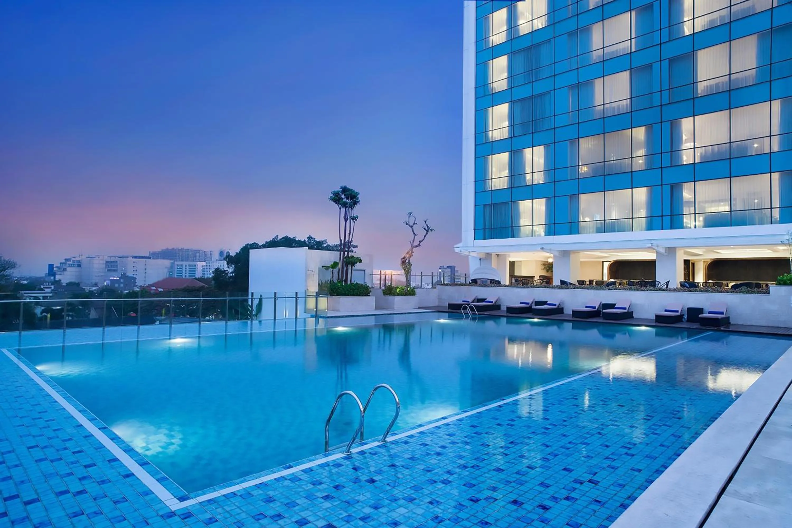 Swimming pool in Crowne Plaza Bandung by IHG