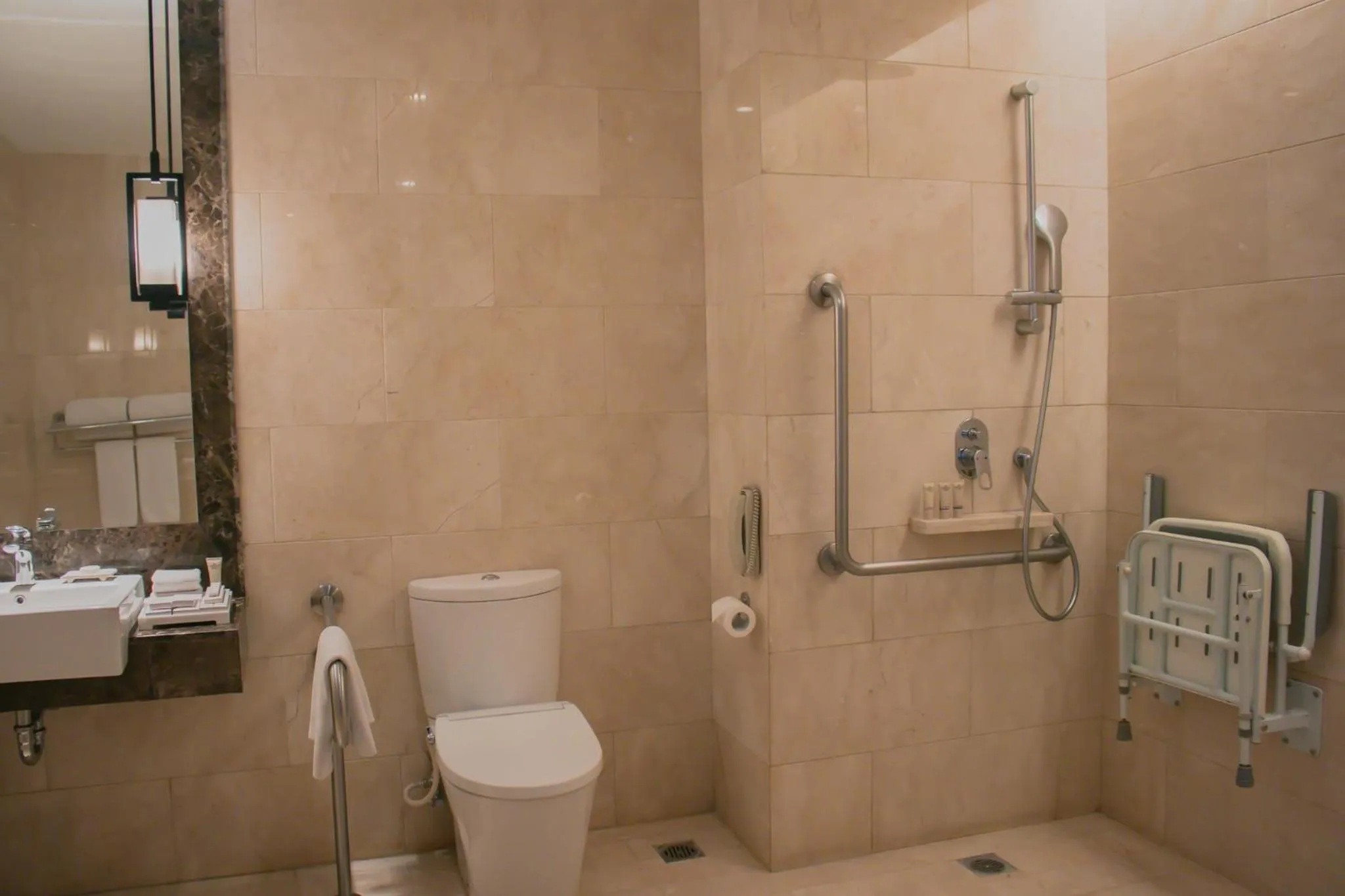 Photo of the whole room in Crowne Plaza Bandung by IHG