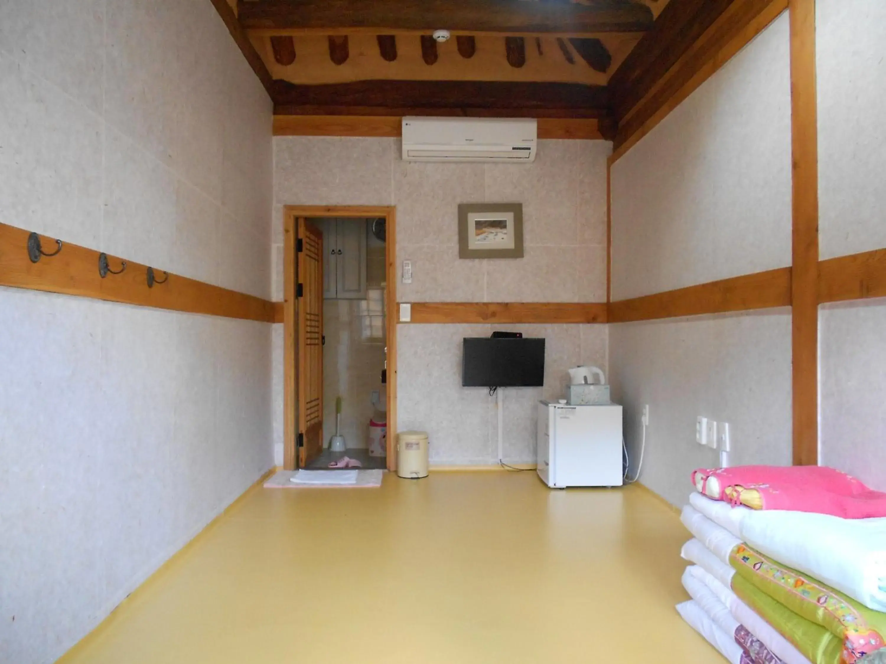 Family Room - single occupancy in Happiness Full Hanok Guesthouse Family Room - single occupancy in Happiness Full Hanok Guesthouse