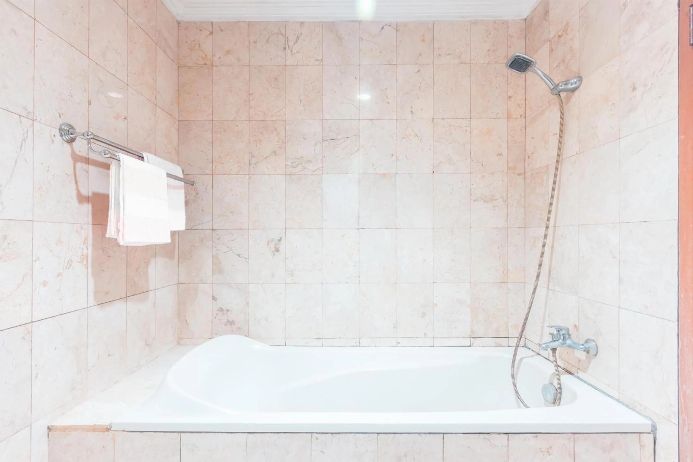 Bathroom in OYO 94759 Hotel Taman Cibinong