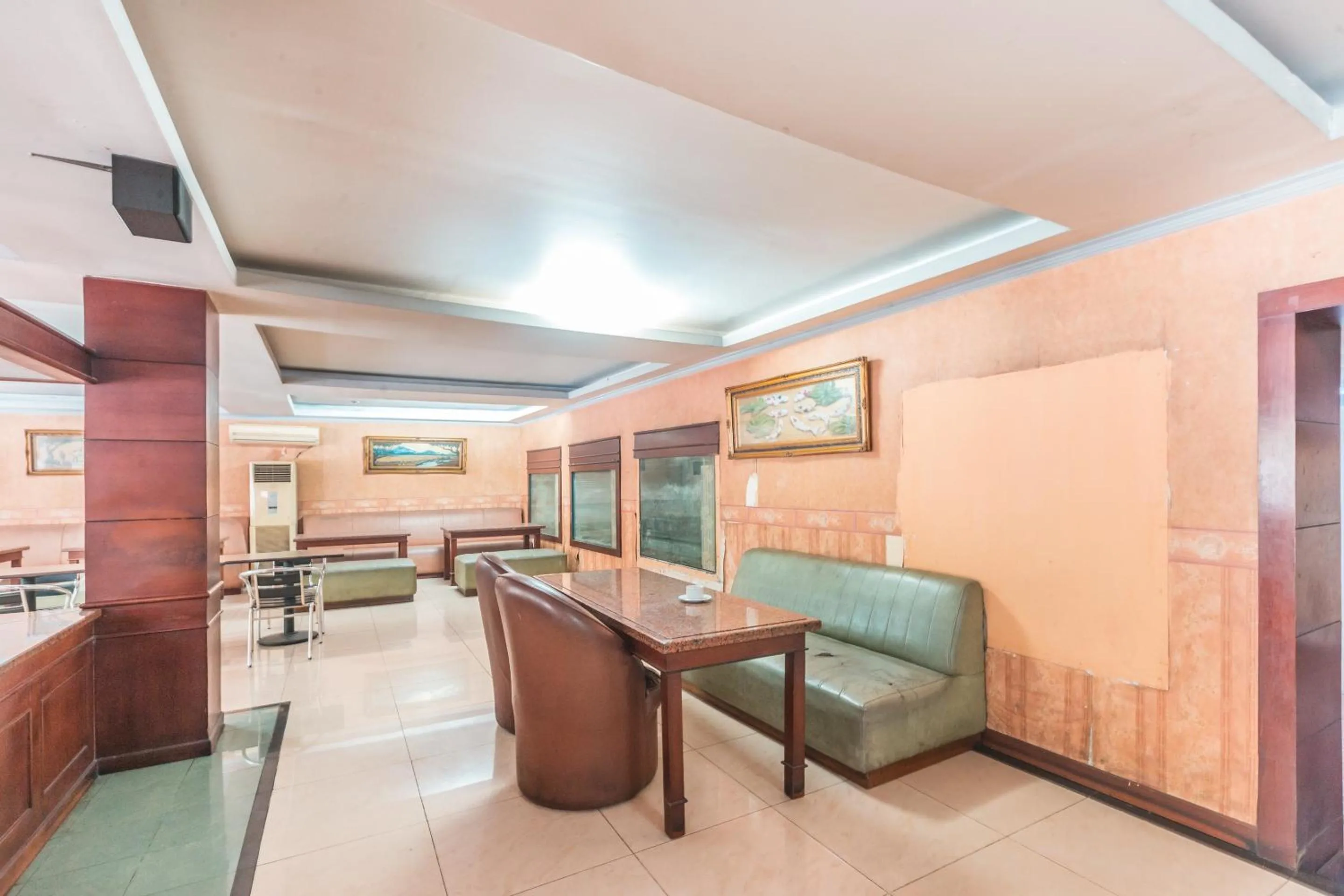 Restaurant/places to eat in OYO 94759 Hotel Taman Cibinong