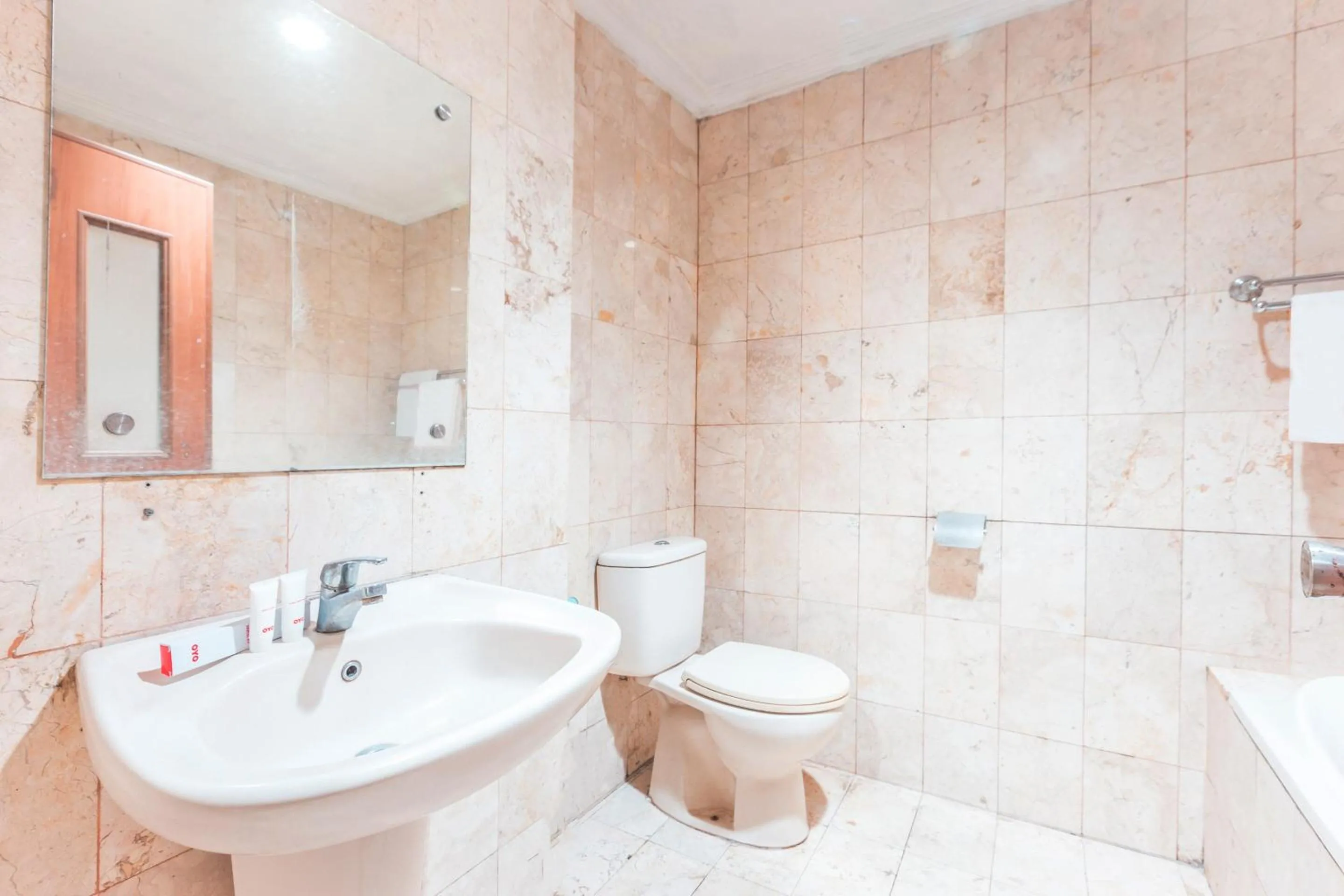 Bathroom in OYO 94759 Hotel Taman Cibinong