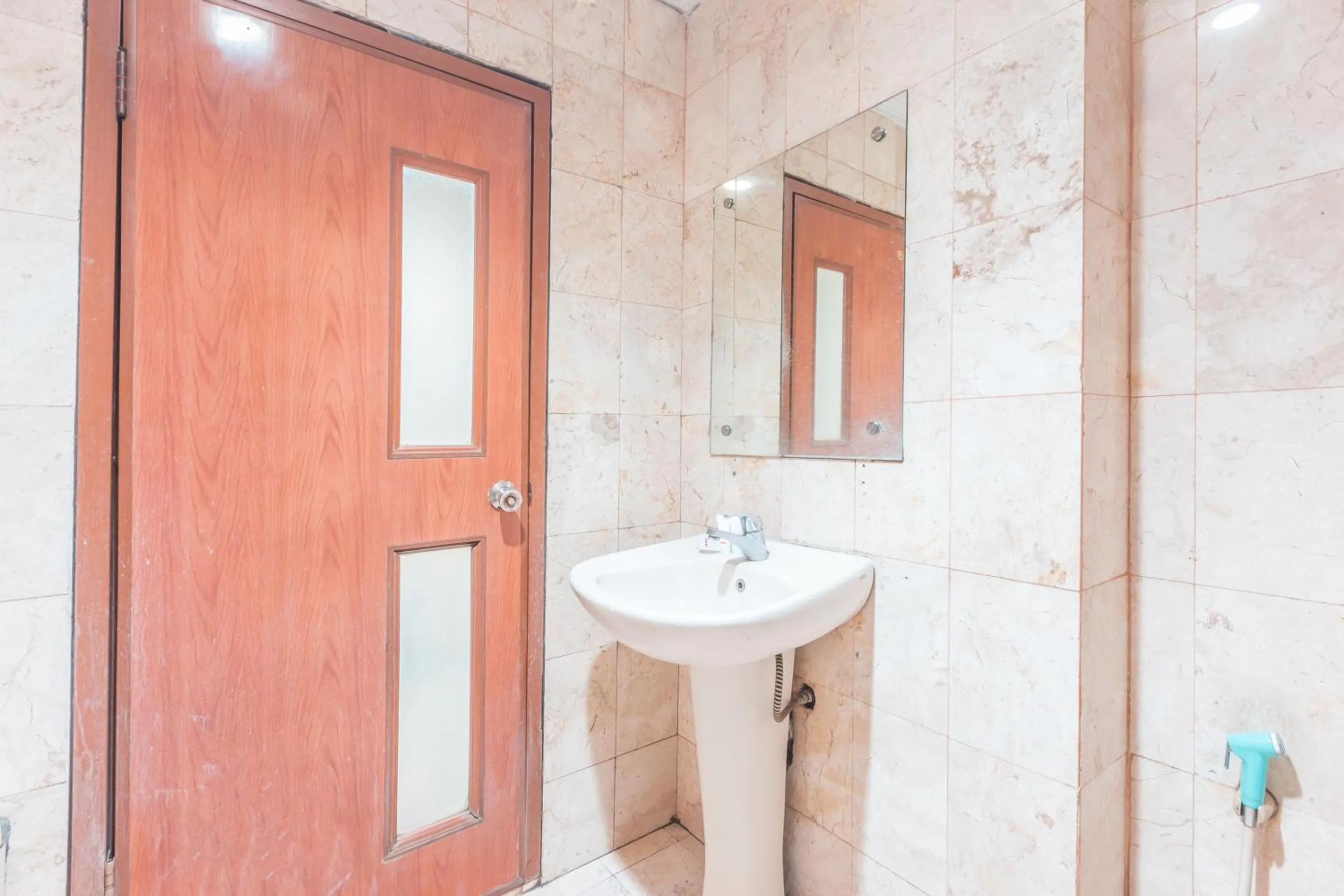 Bathroom in OYO 94759 Hotel Taman Cibinong