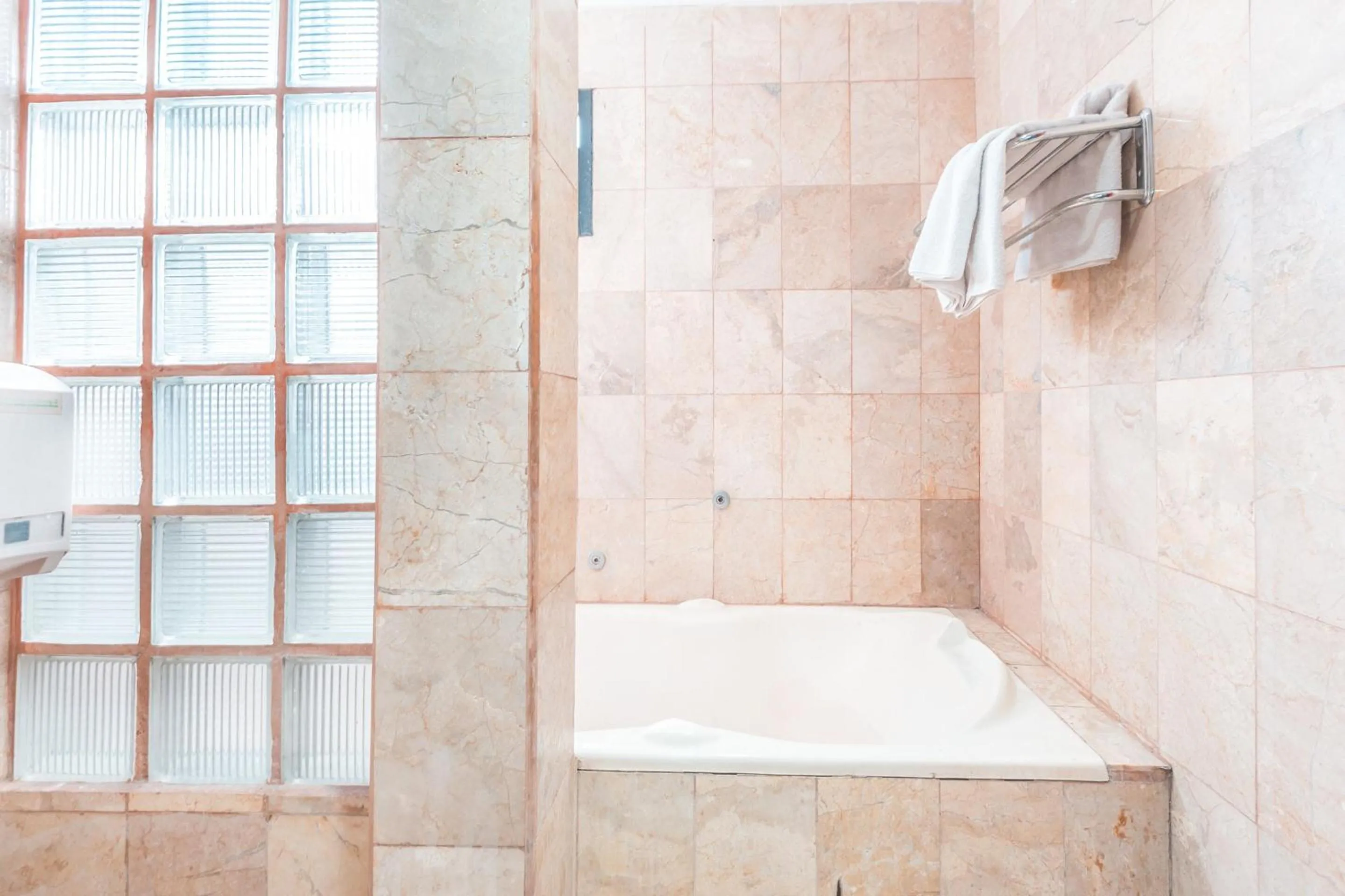 Bathroom in OYO 94759 Hotel Taman Cibinong