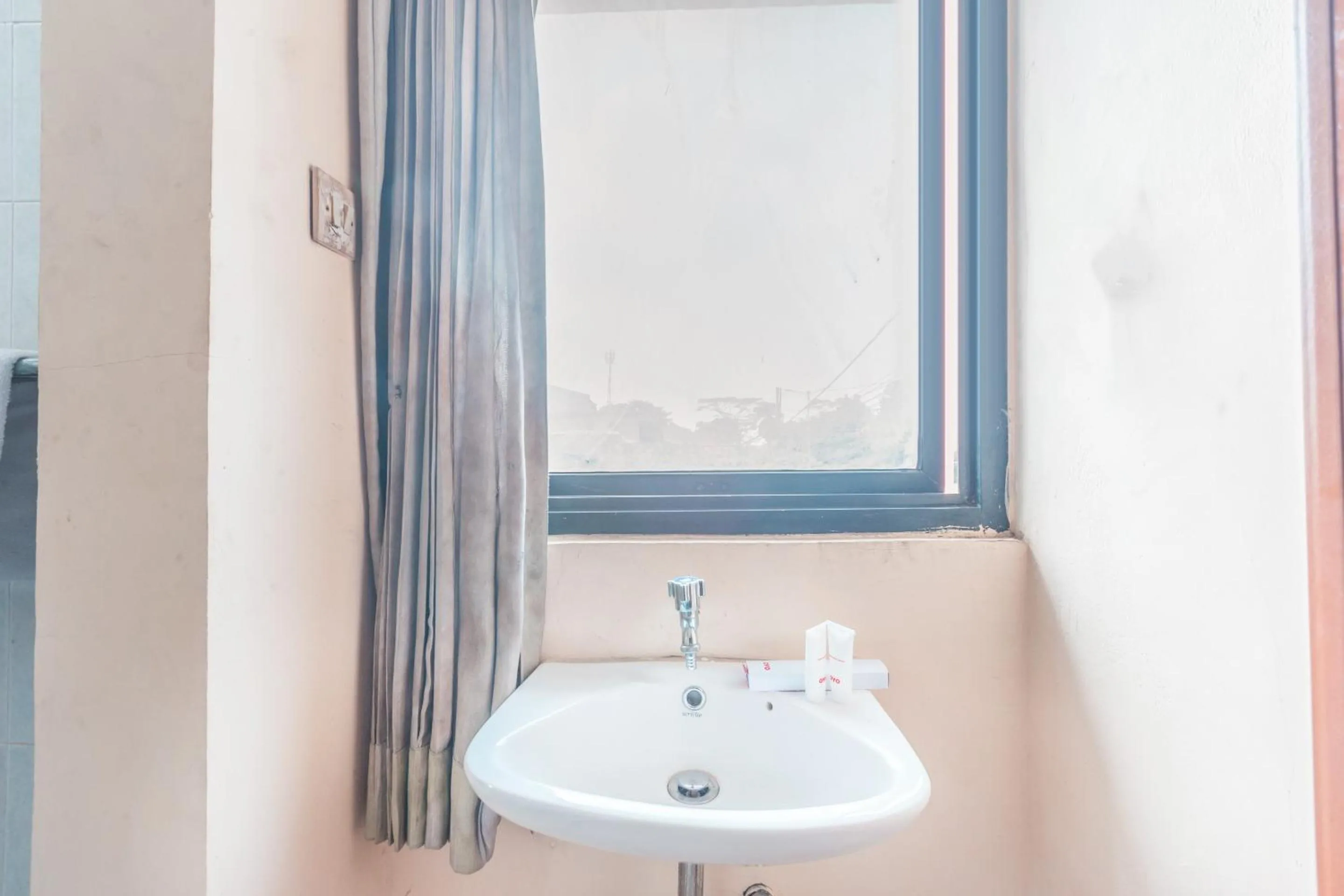 Bathroom in OYO 94759 Hotel Taman Cibinong