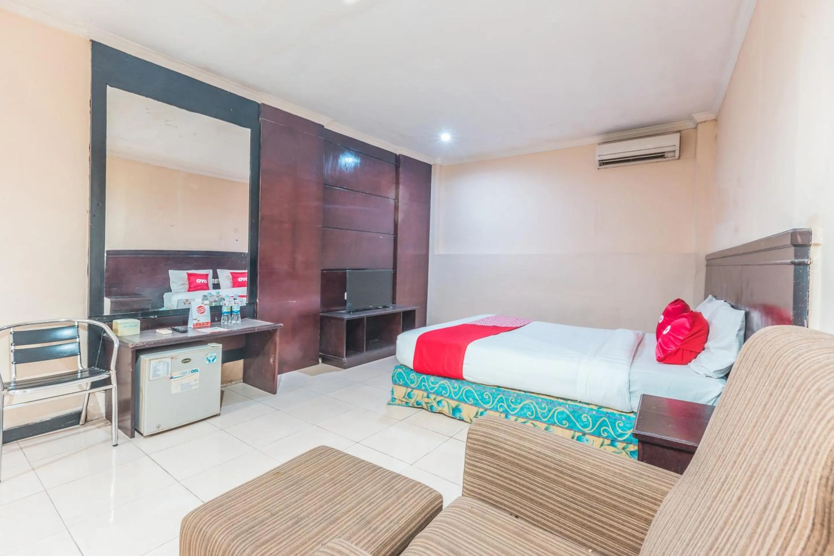 Bedroom, Bed in OYO 94759 Hotel Taman Cibinong