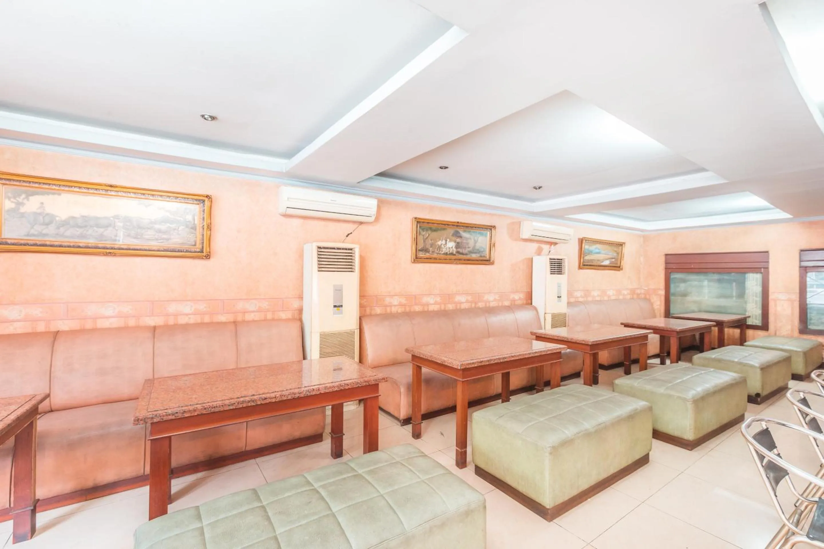 Restaurant/places to eat in OYO 94759 Hotel Taman Cibinong
