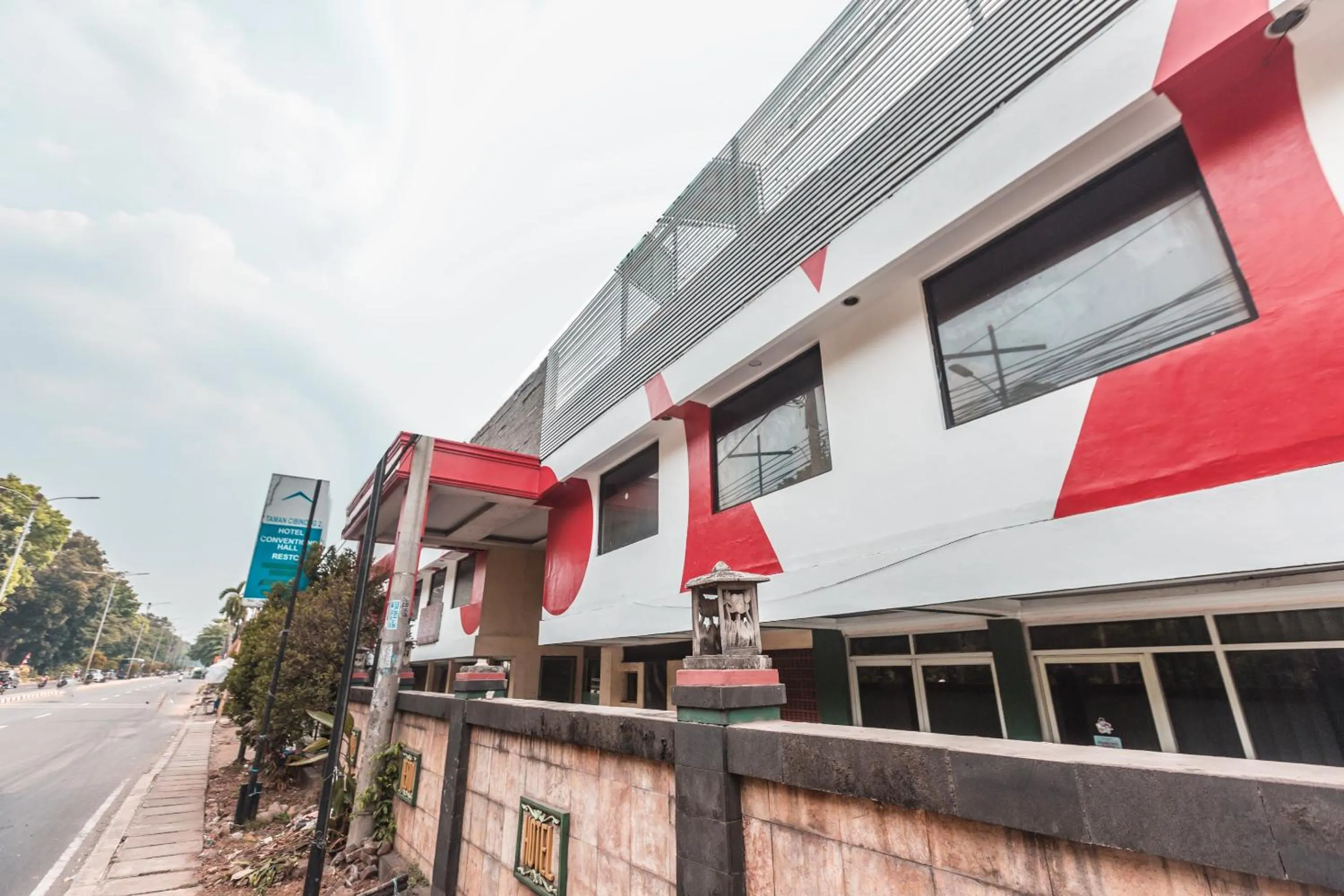 Facade/entrance in OYO 94759 Hotel Taman Cibinong