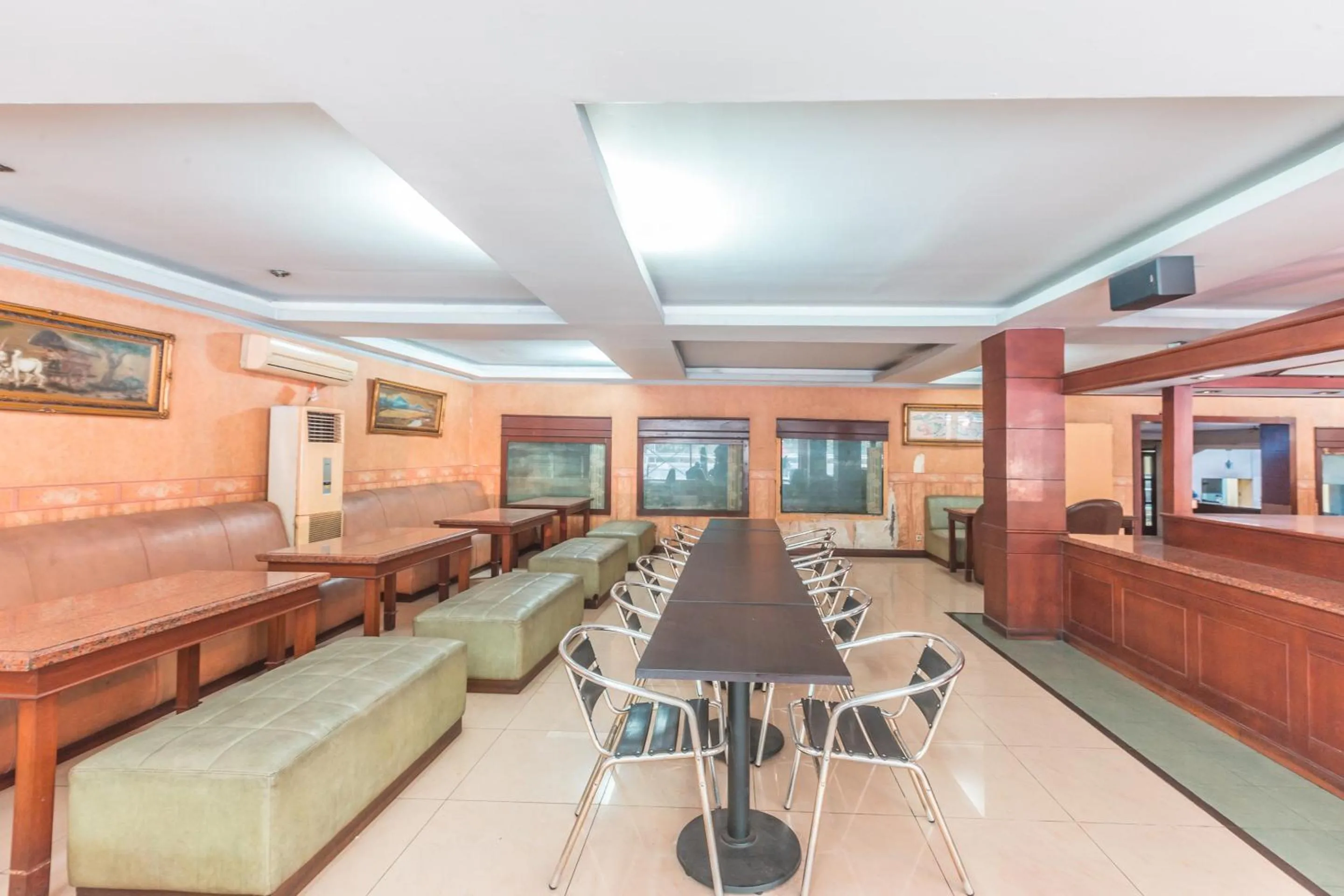 Restaurant/places to eat in OYO 94759 Hotel Taman Cibinong