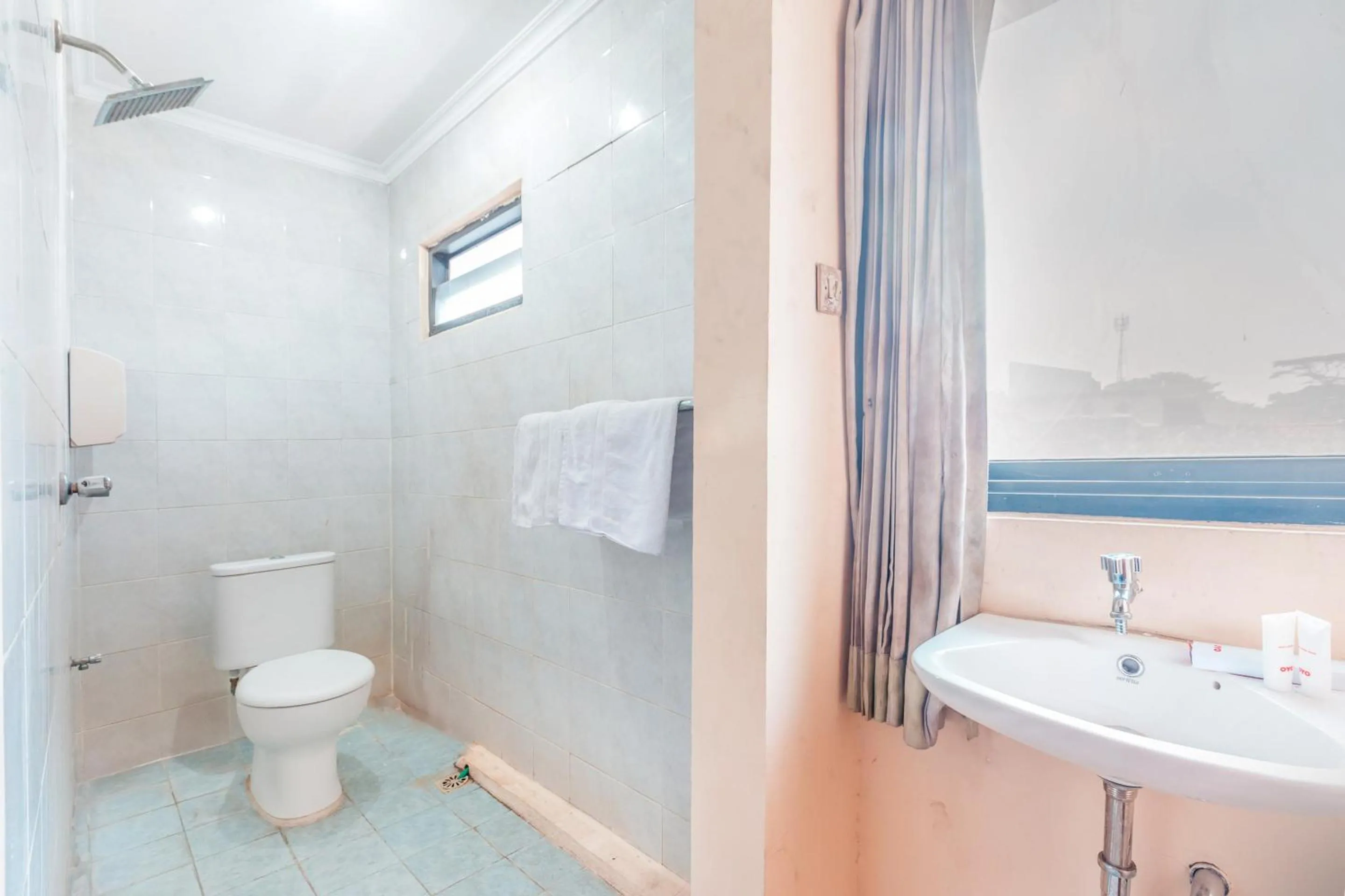 Bathroom in OYO 94759 Hotel Taman Cibinong