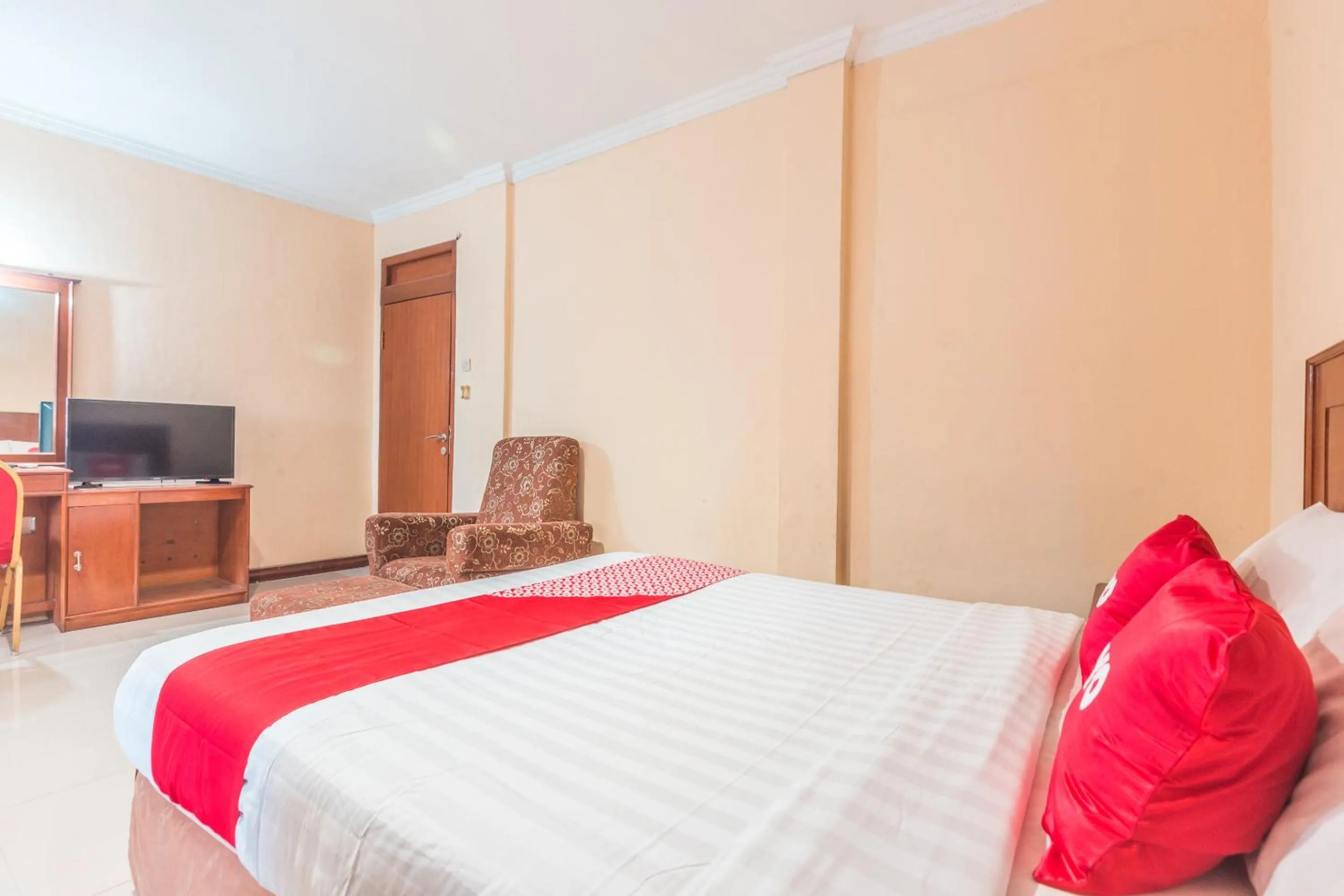 Bedroom, Bed in OYO 94759 Hotel Taman Cibinong