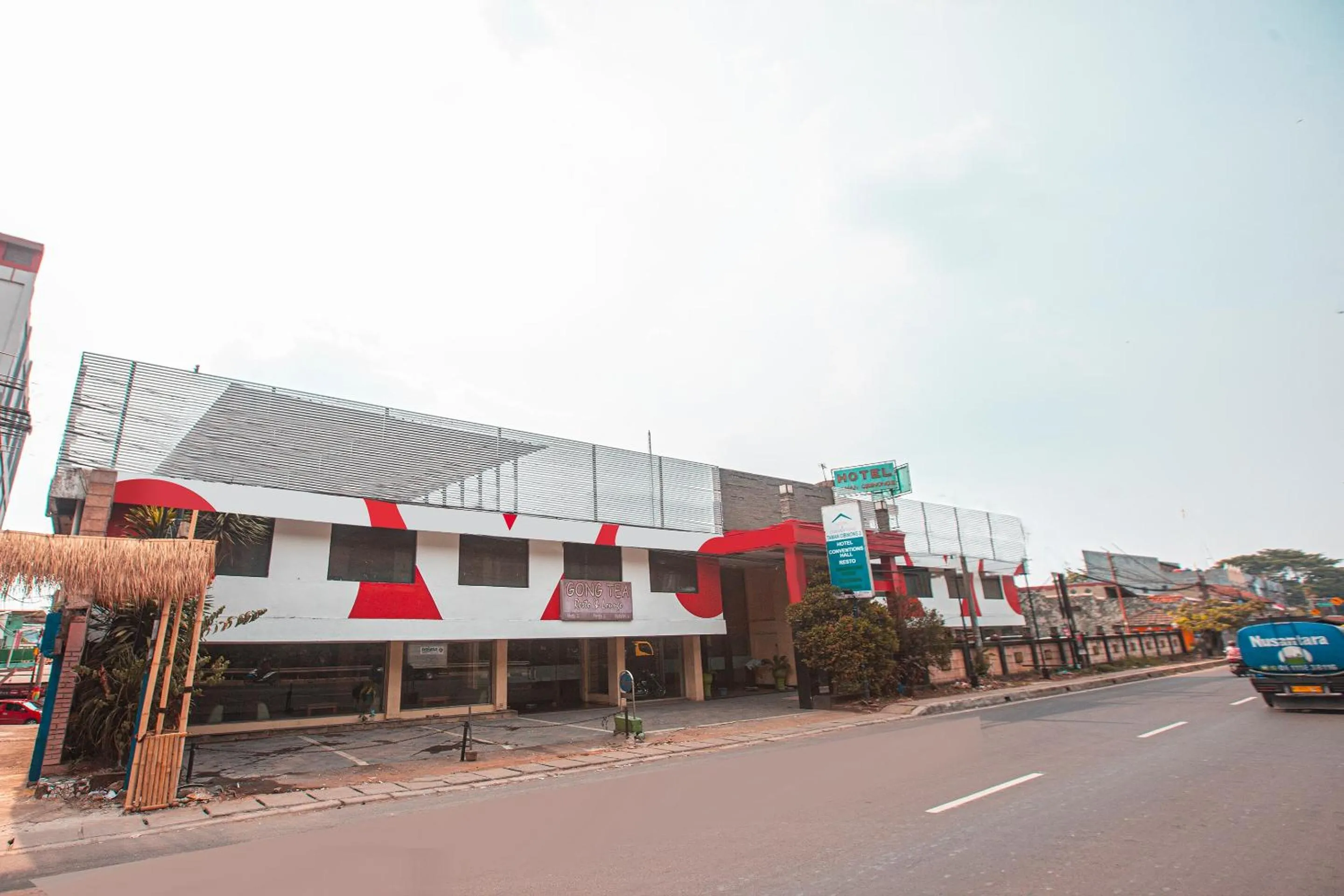 Facade/entrance in OYO 94759 Hotel Taman Cibinong