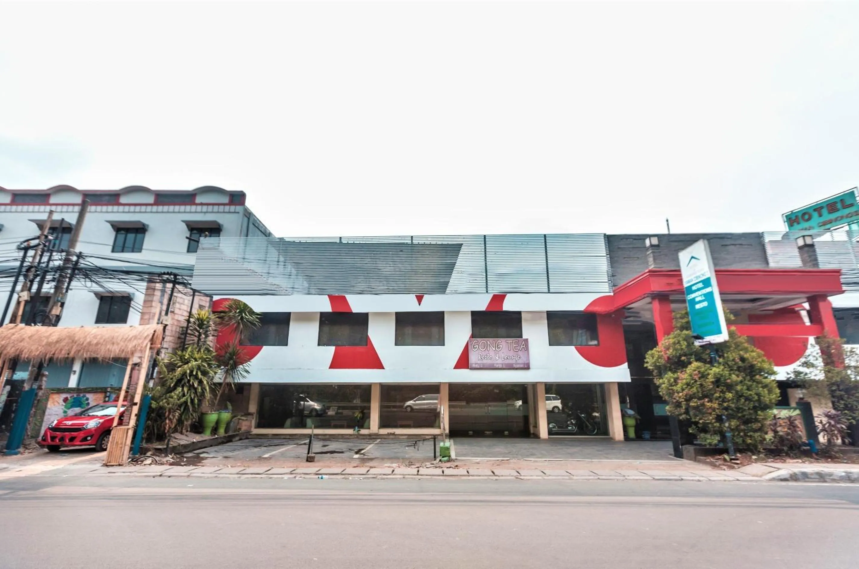 Facade/entrance in OYO 94759 Hotel Taman Cibinong