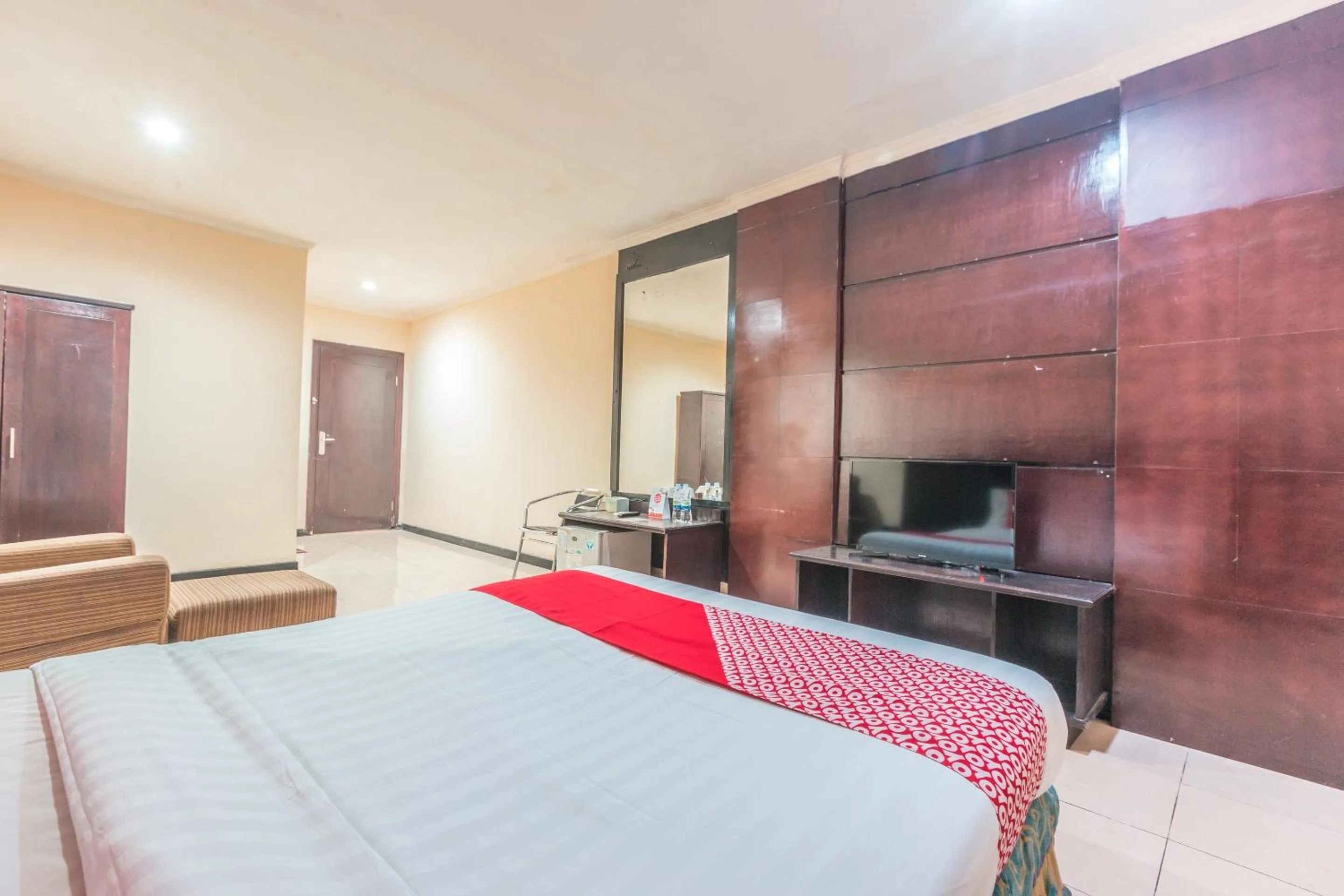 Bedroom, Bed in OYO 94759 Hotel Taman Cibinong