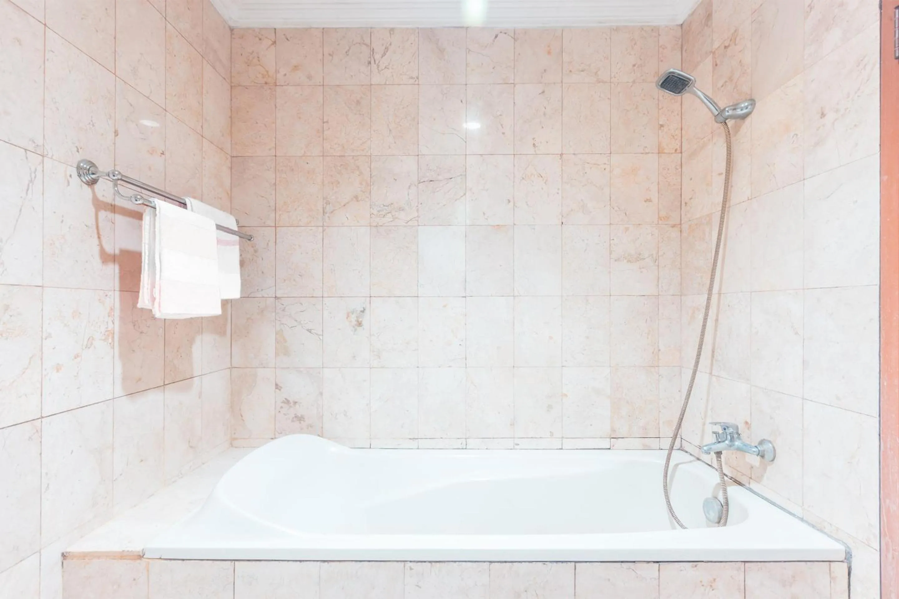 Bathroom in OYO 94759 Hotel Taman Cibinong