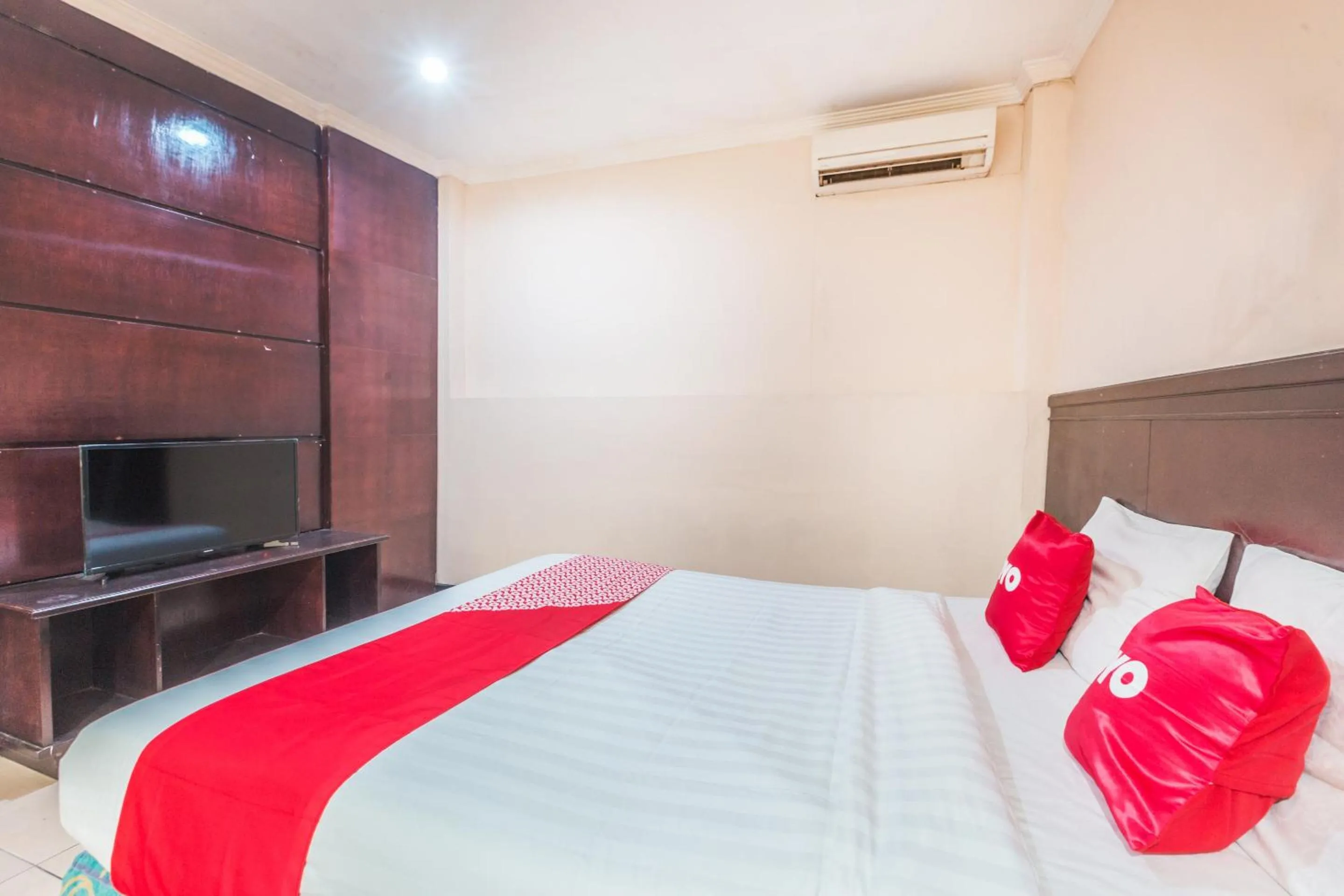 Bedroom, Bed in OYO 94759 Hotel Taman Cibinong