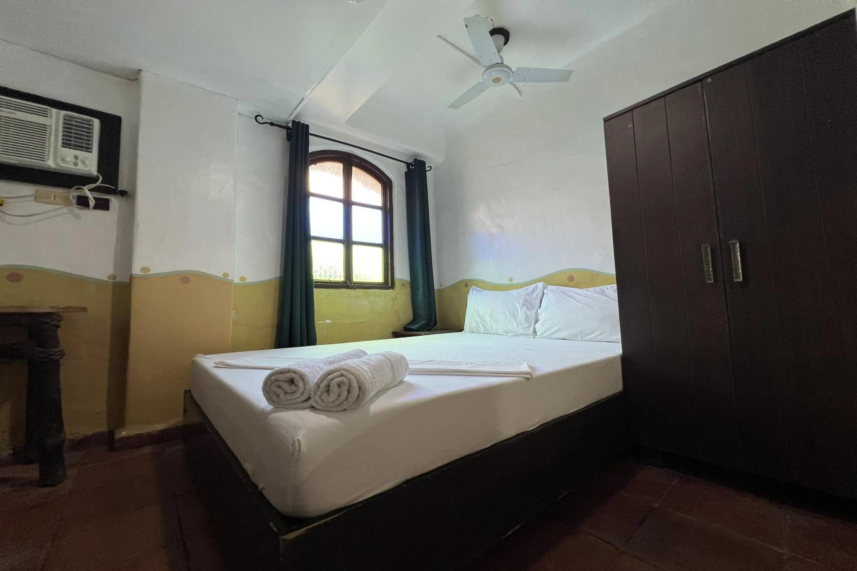 Photo of the whole room, Bed in Bangera Inn