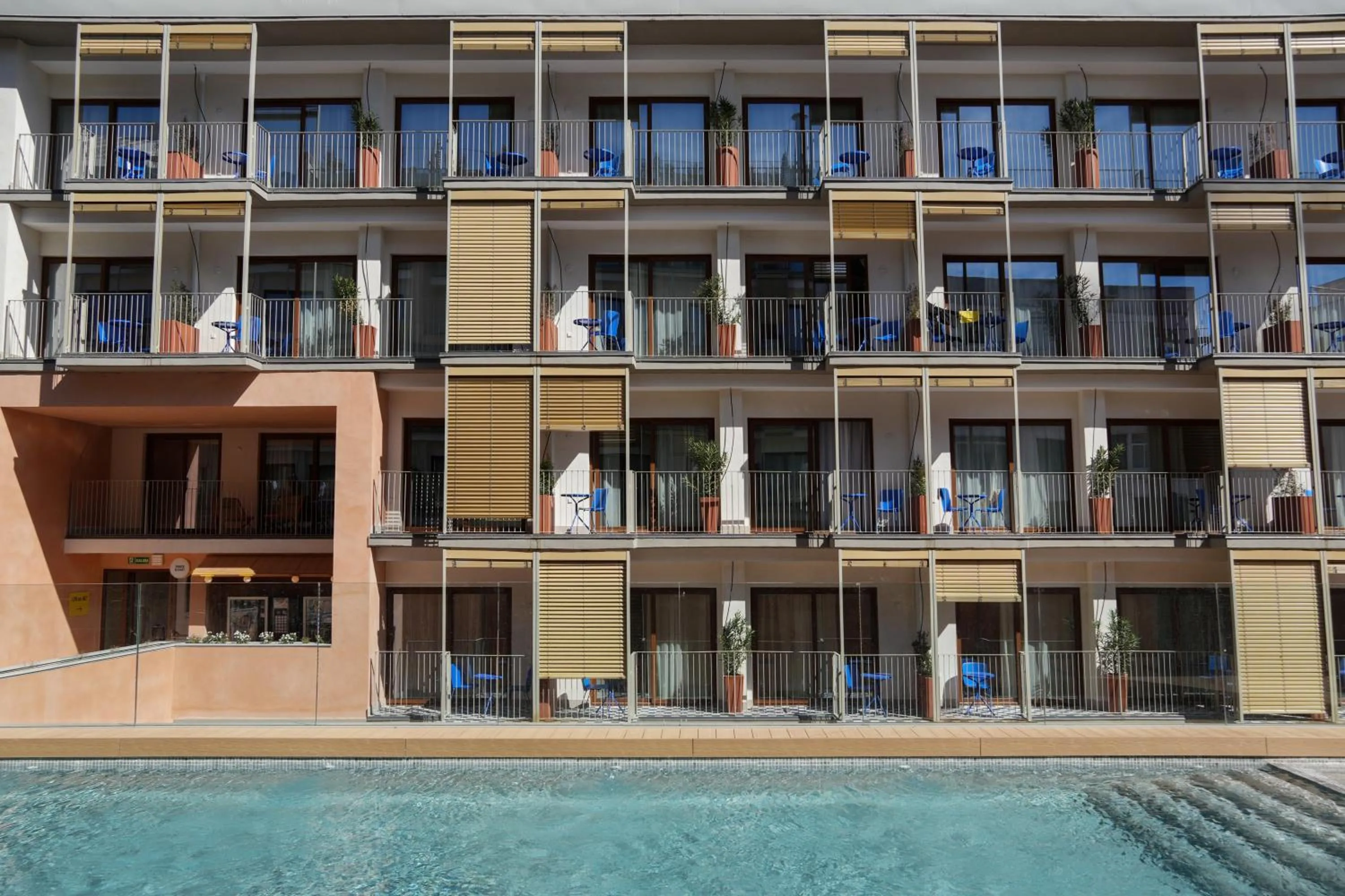 Pool view in Kora Lluna