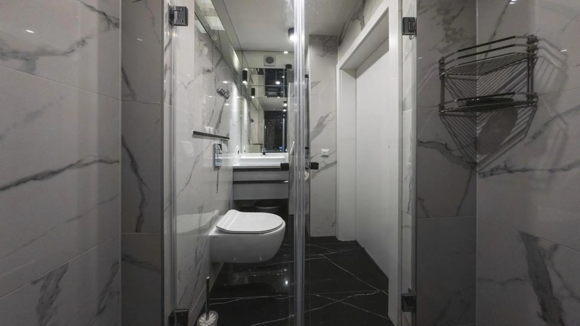 Shower in Bogdańskiego Residence, Sun & Snow