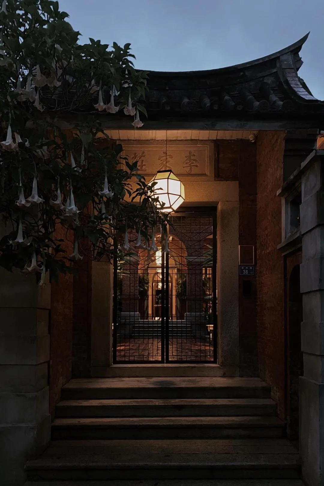 Facade/entrance in LeeManorHotle