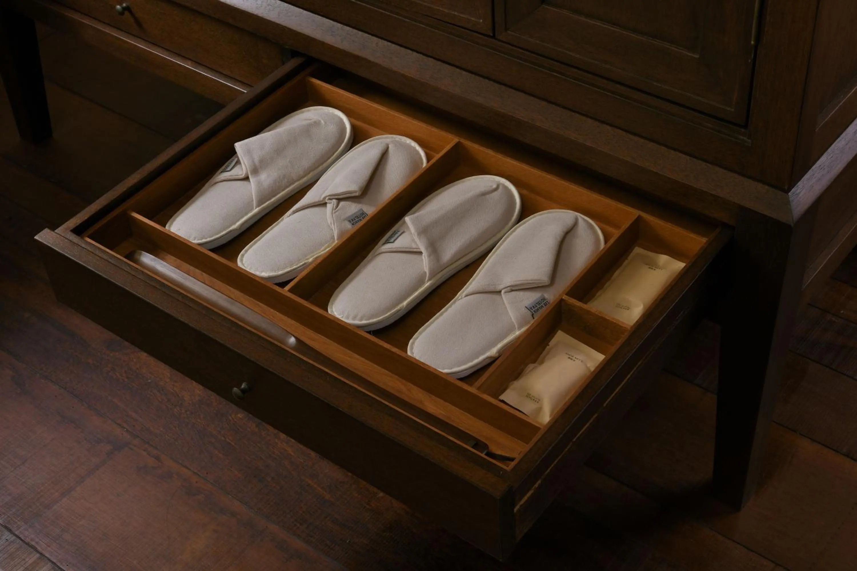 room service in LeeManorHotle