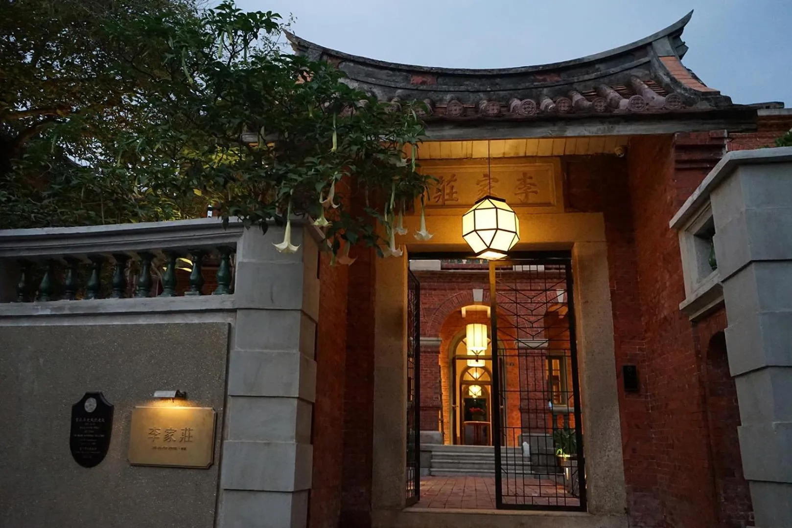 Property building in LeeManorHotle