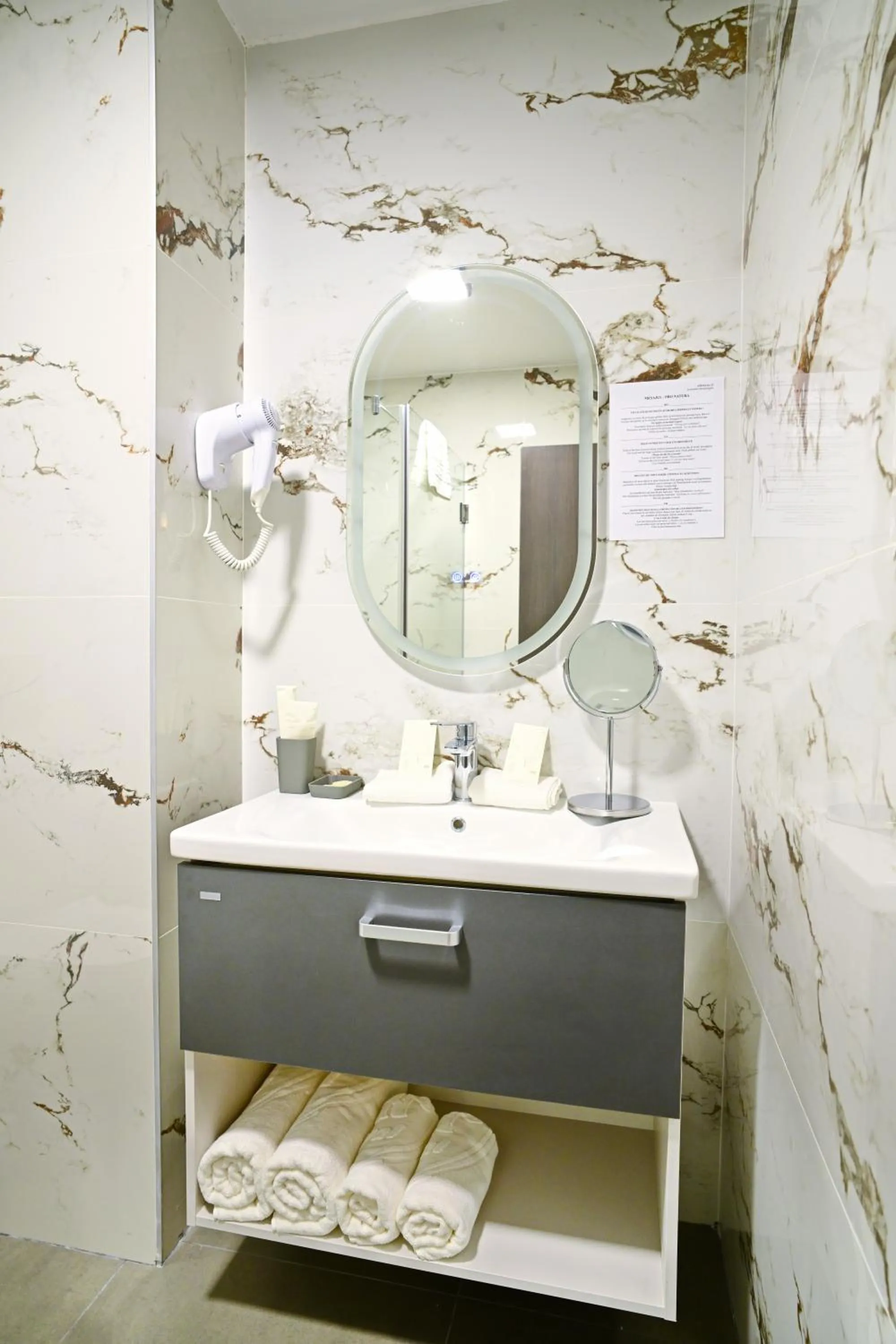 Bathroom in Hotel Sir Royal