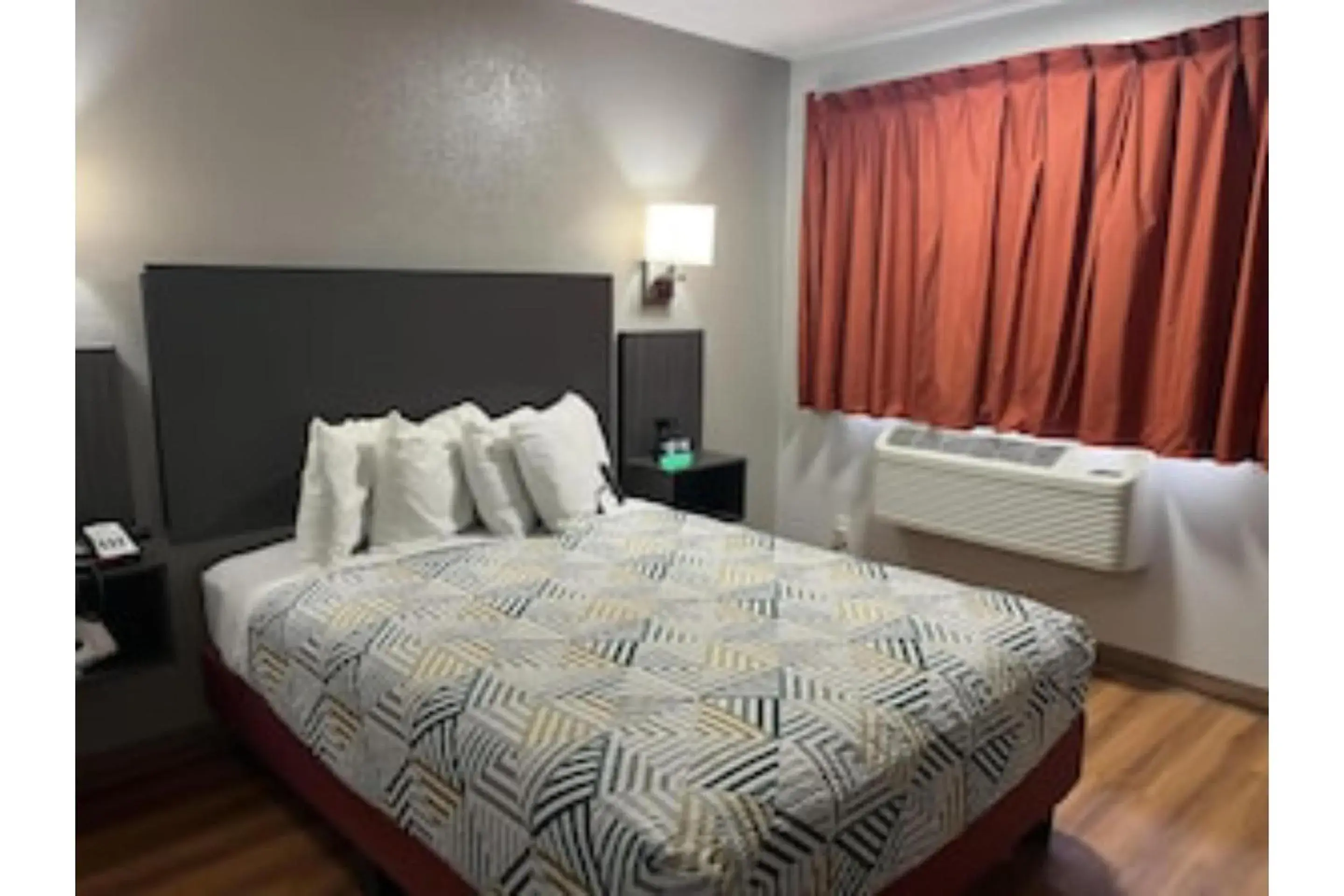 Deluxe King Room - Non-Smoking in Studio 6 - Grants, NM Deluxe King Room - Non-Smoking in Studio 6 - Grants, NM