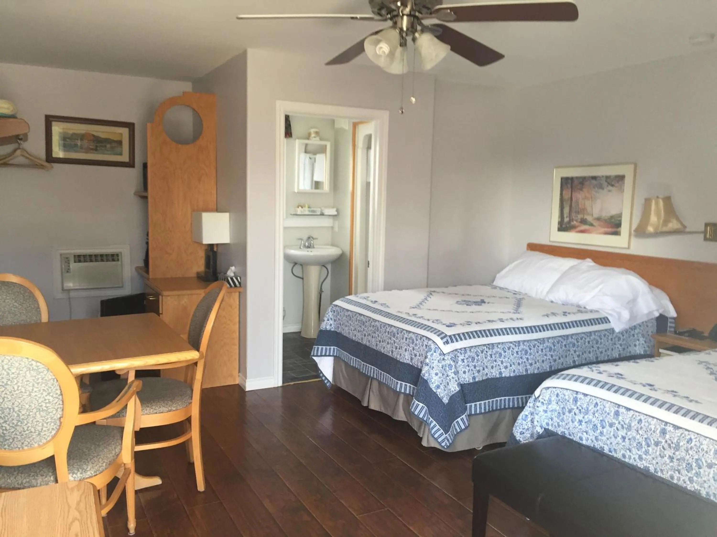 Photo of the whole room, Bed in My Friends Inn Manitoulin