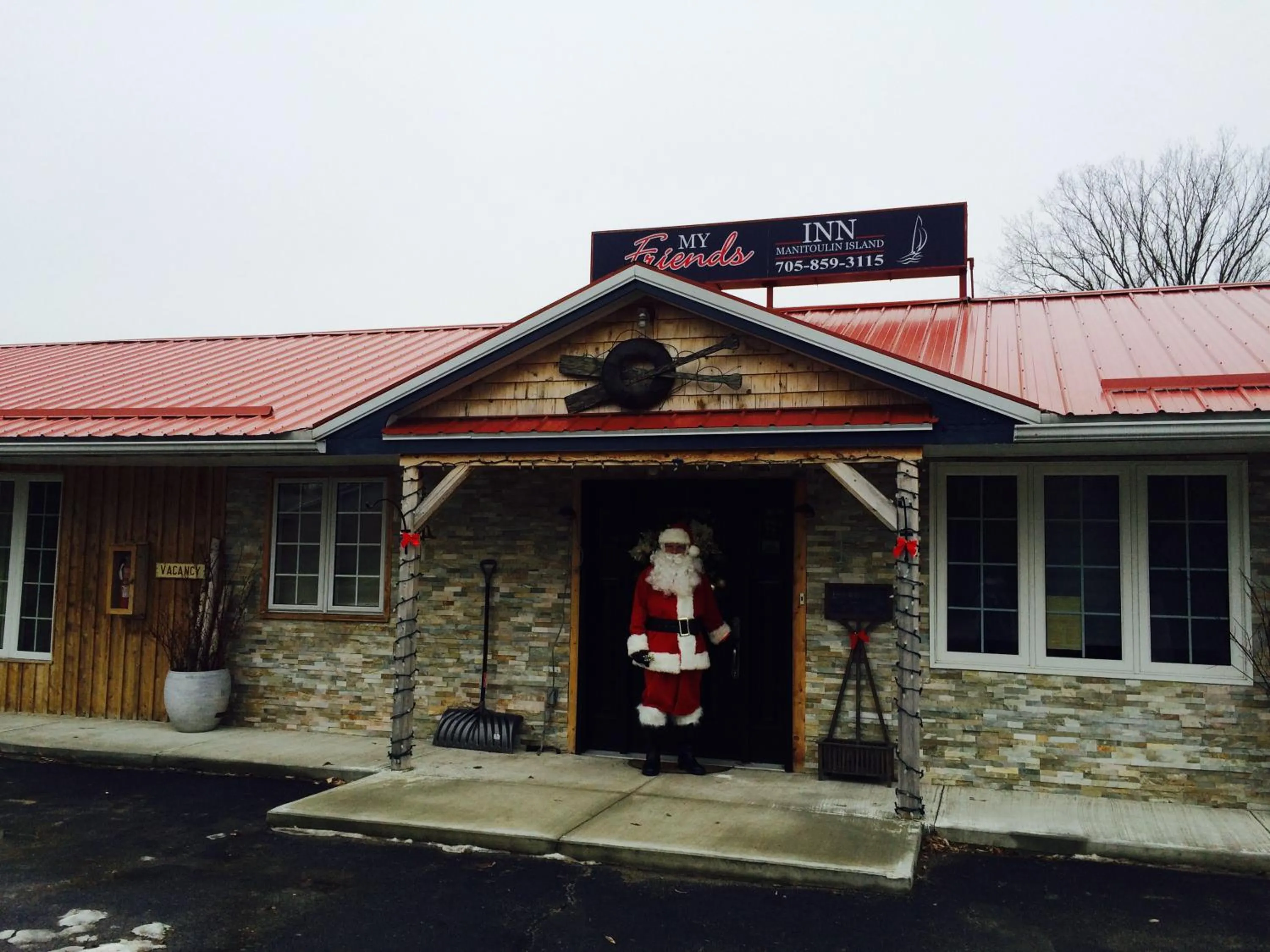 Facade/entrance in My Friends Inn Manitoulin