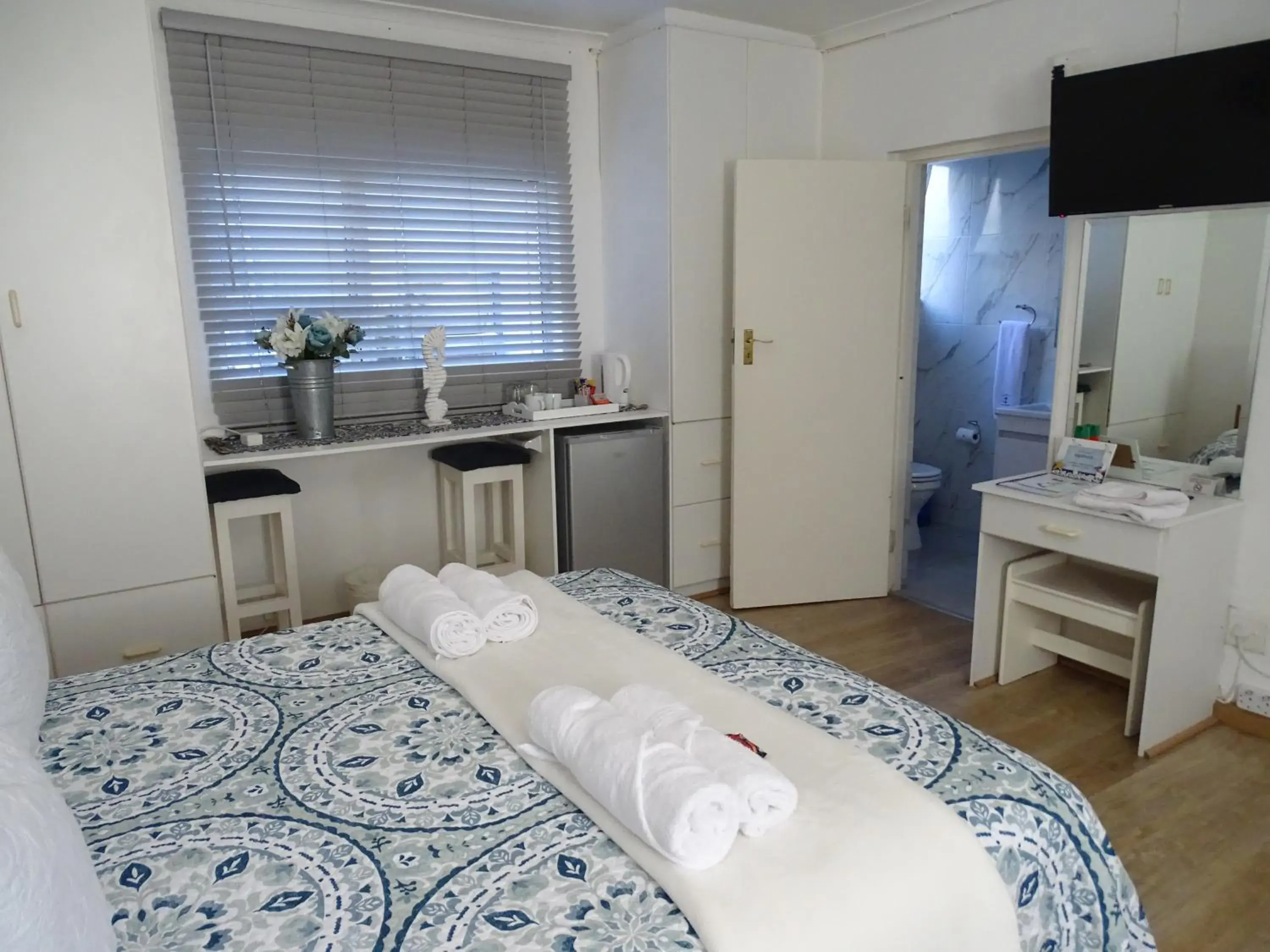Twin Room with Extra Bed in Big Skies Guesthouse Twin Room with Extra Bed in Big Skies Guesthouse