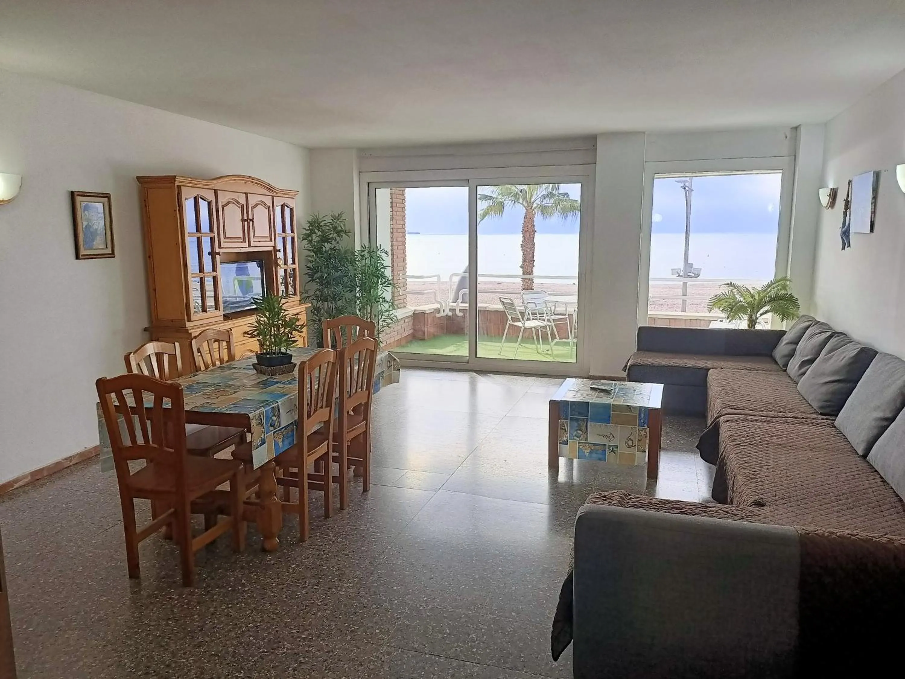 Property building in Piso Jover alojamiento en primera línea del Mar !!