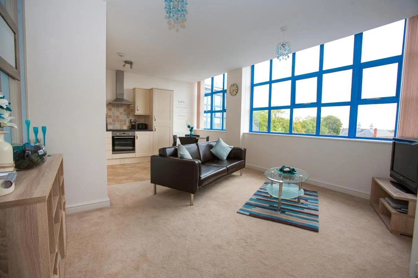Comfortable Swindon Town Centre Apartments, FREE Parking, sleeps up to 8