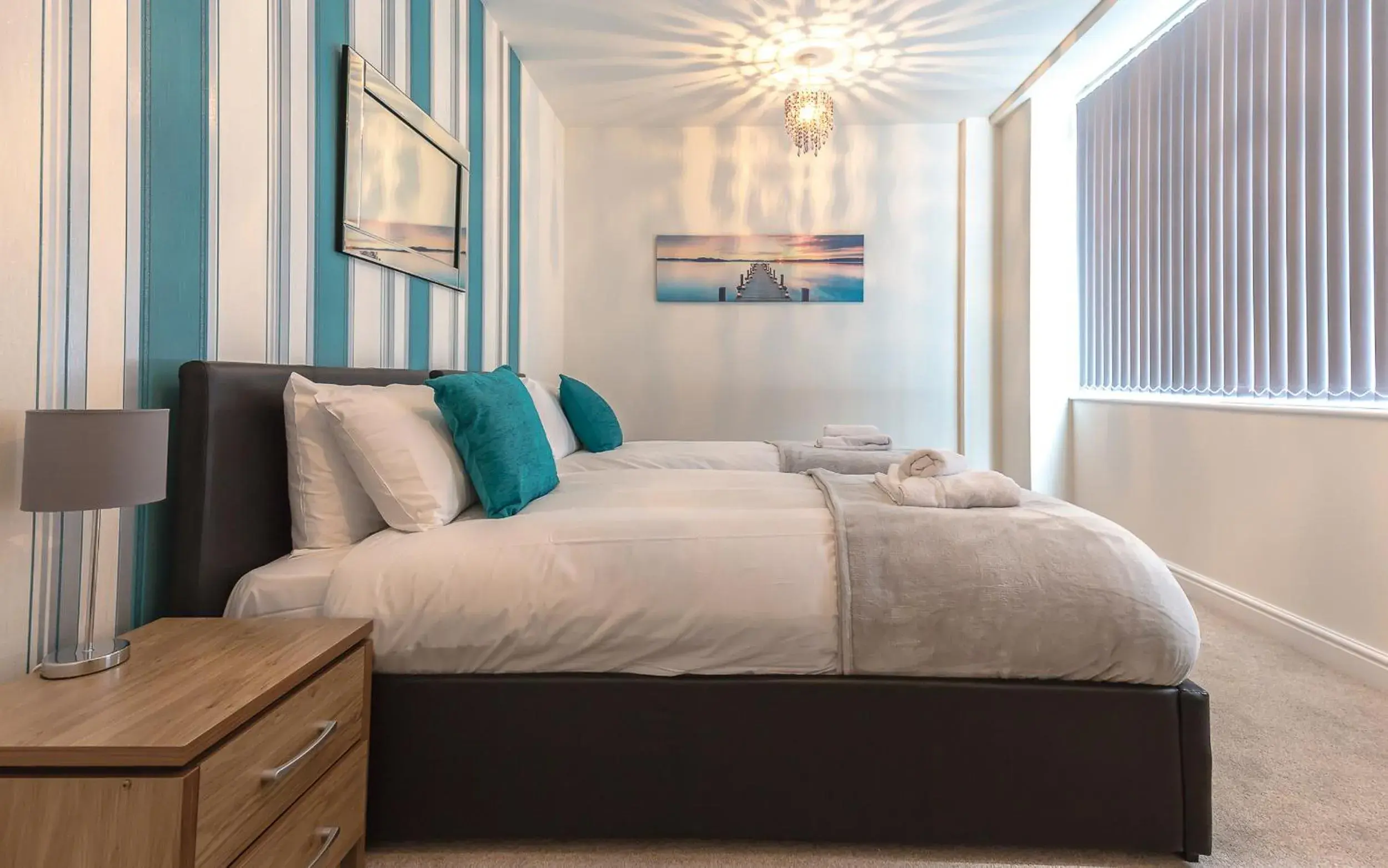 Comfortable Swindon Town Centre Apartments, FREE Parking, sleeps up to 8 Comfortable Swindon Town Centre Apartments, FREE Parking, sleeps up to 8