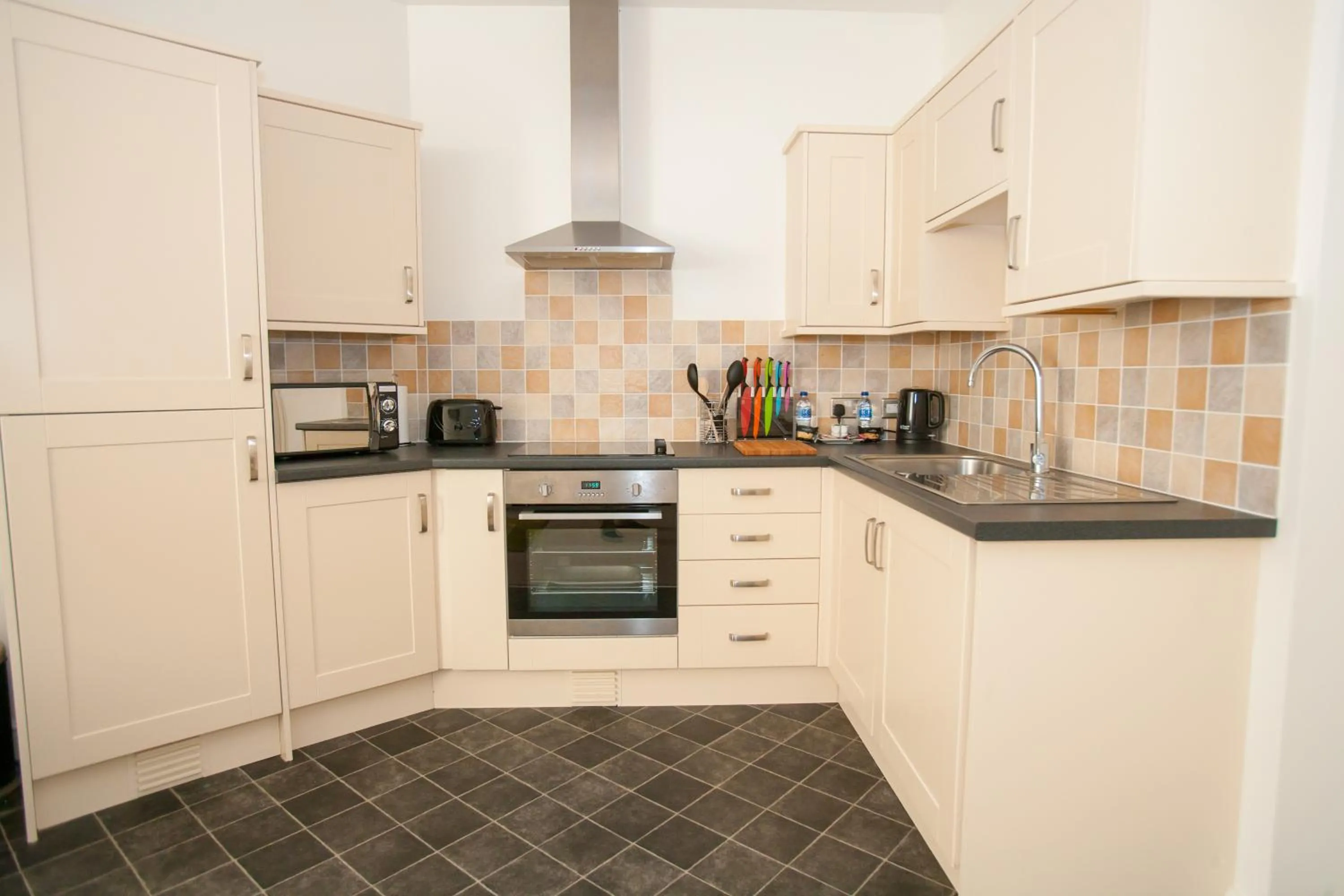Comfortable Swindon Town Centre Apartments, FREE Parking, sleeps up to 8